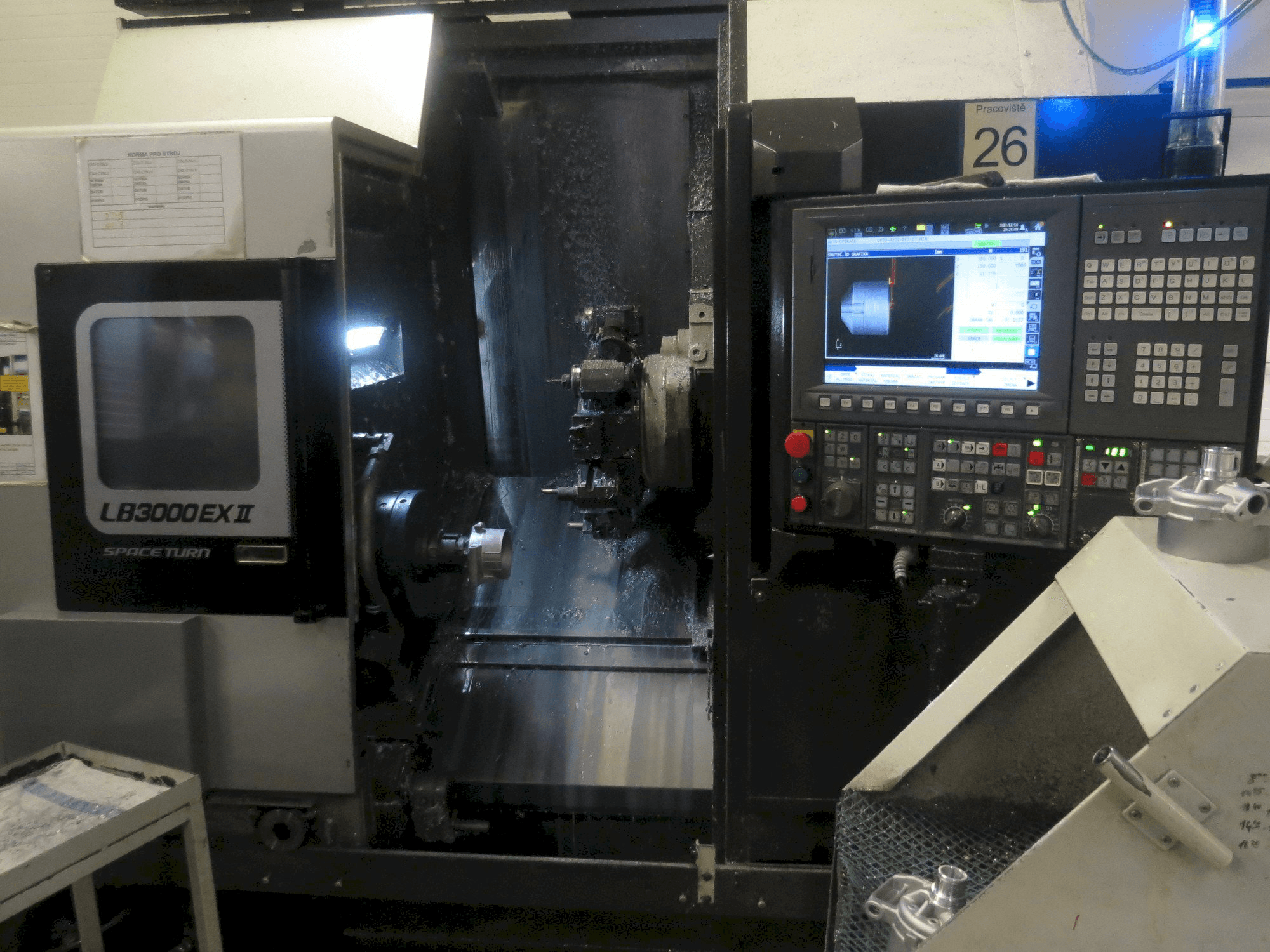 Vue de face de la machine Okuma LB3000 EX II