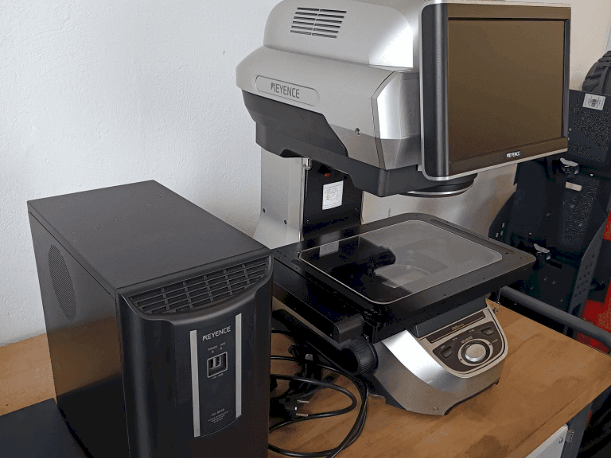 Vue de face de la machine KEYENCE 8030T