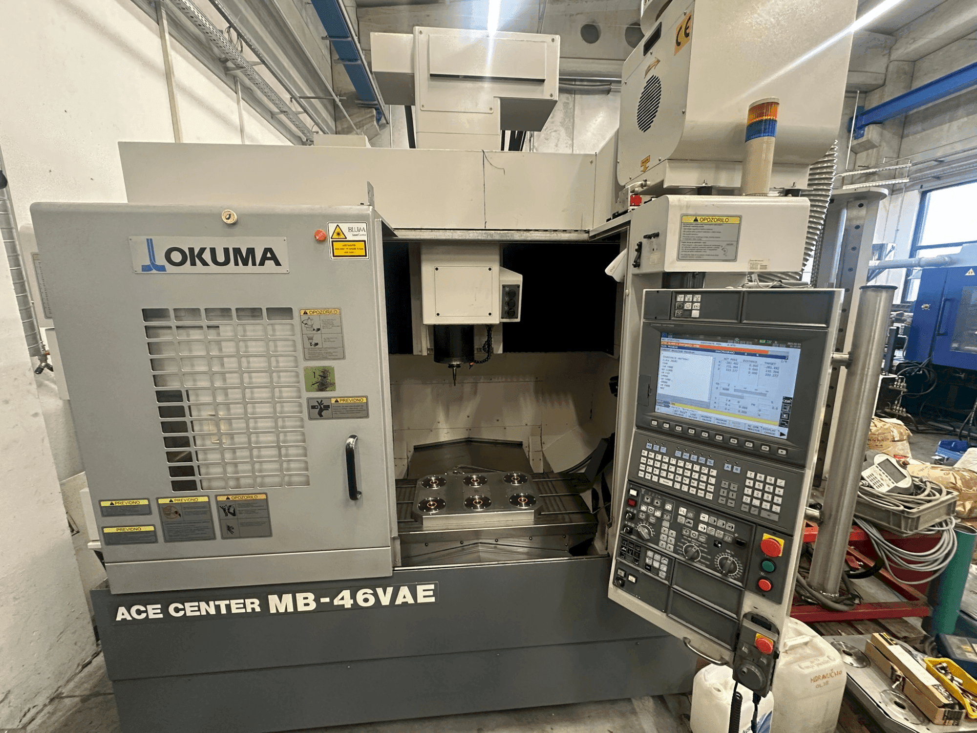 Vue de face de la machine Okuma MA-46 VAE