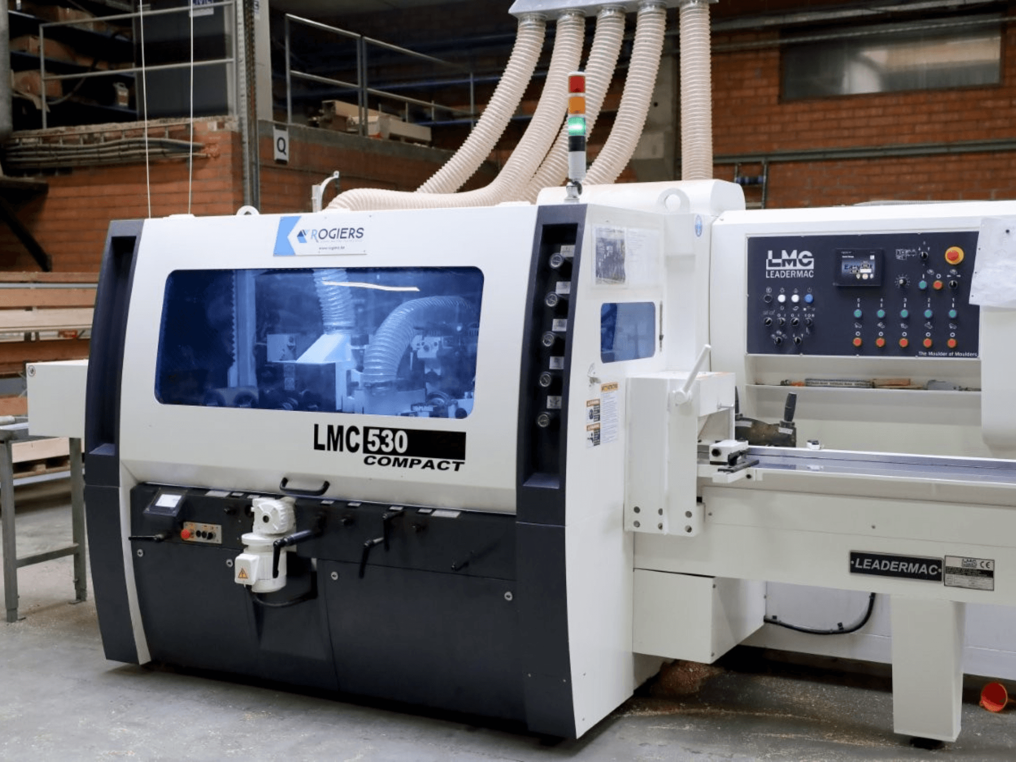 LEADERMAC LMC 530 Machine à bois compacte ; la vue de face montre les commandes, l'aspiration des poussières et les caractéristiques de l'espace de travail.