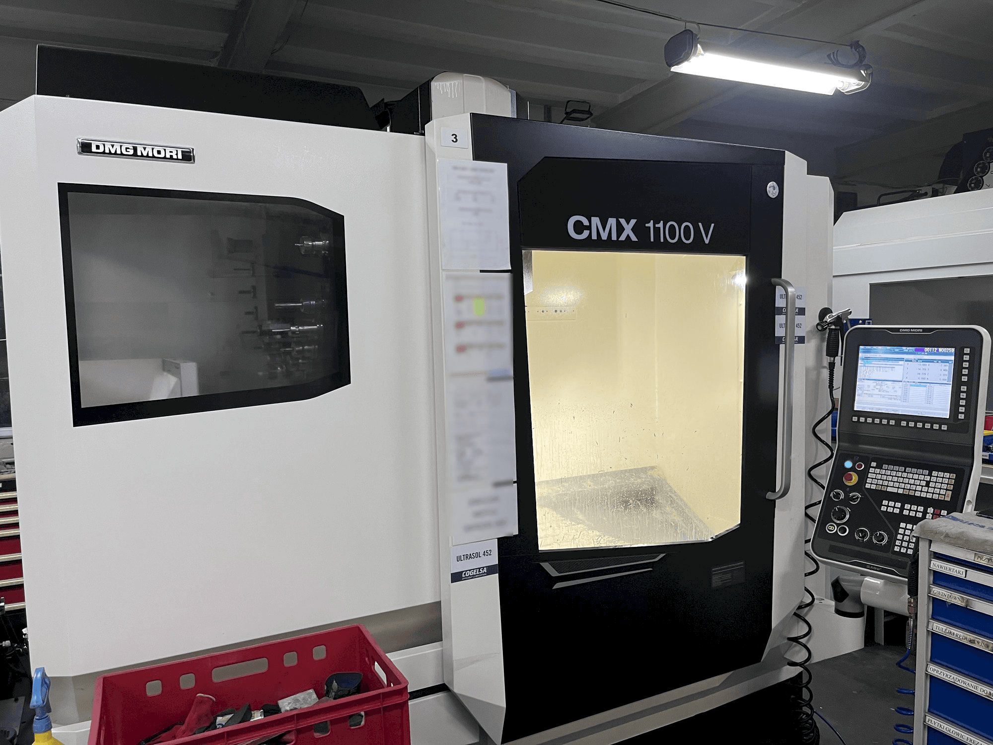 Vue latérale gauche de la machine DMG MORI CMX 1100 V