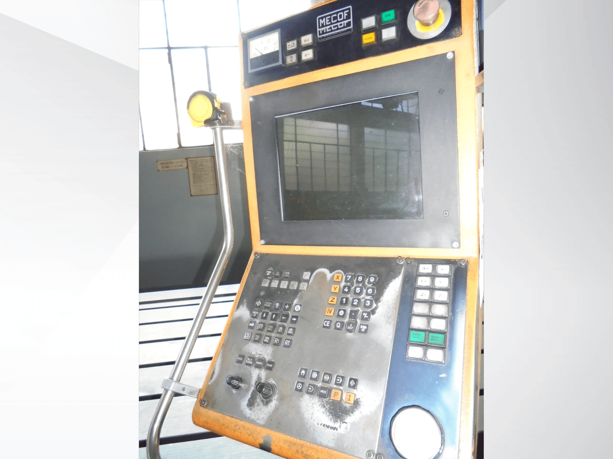 Panneau de commande Mecof comportant un affichage numérique, des boutons et des molettes ; vue de face montrant l'usure des commandes.