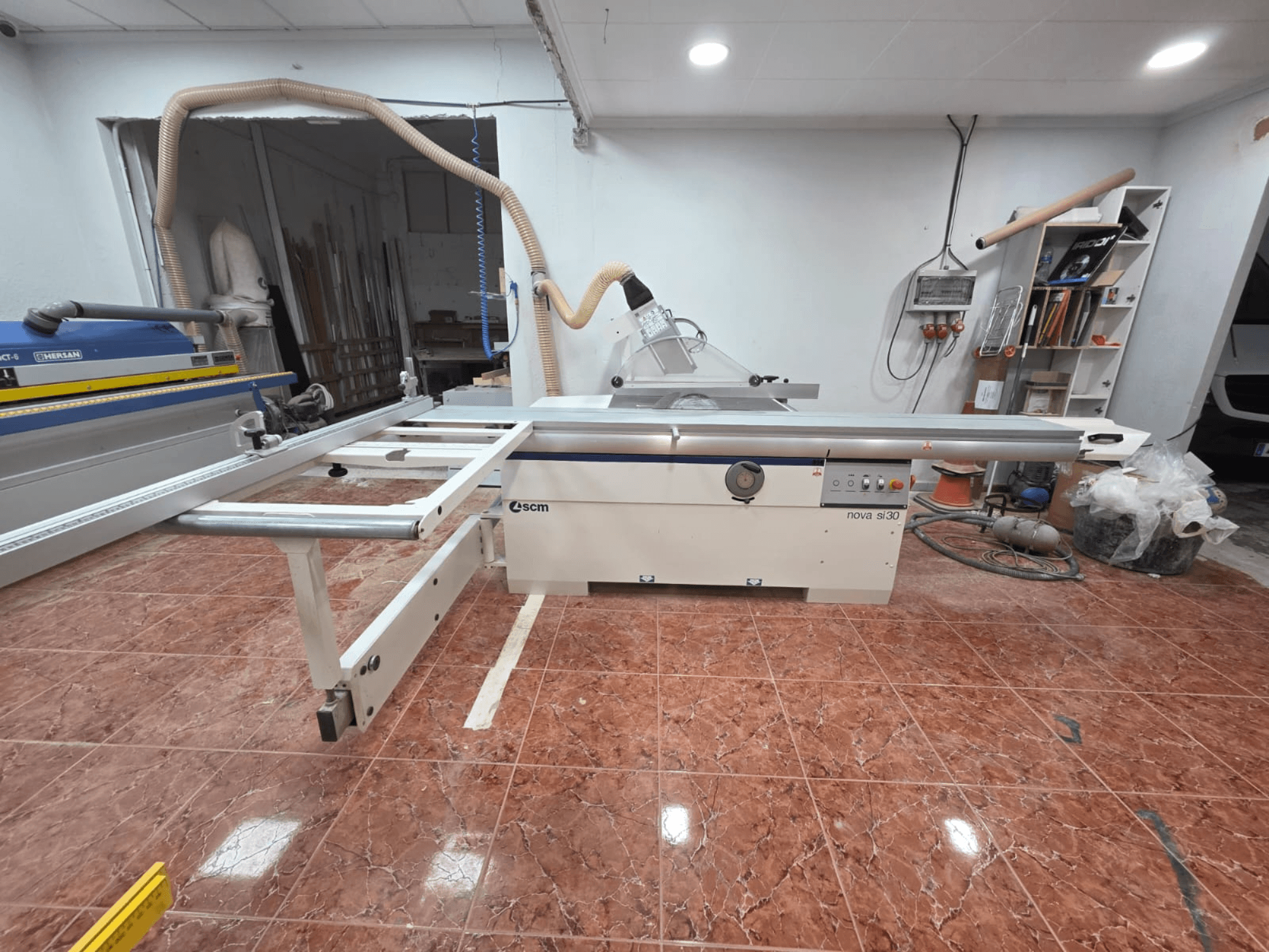 Scie à panneaux SCM NOVA SI 30 dans un atelier, vue de face, mettant en évidence la table de découpe et les commandes situées sur le châssis.