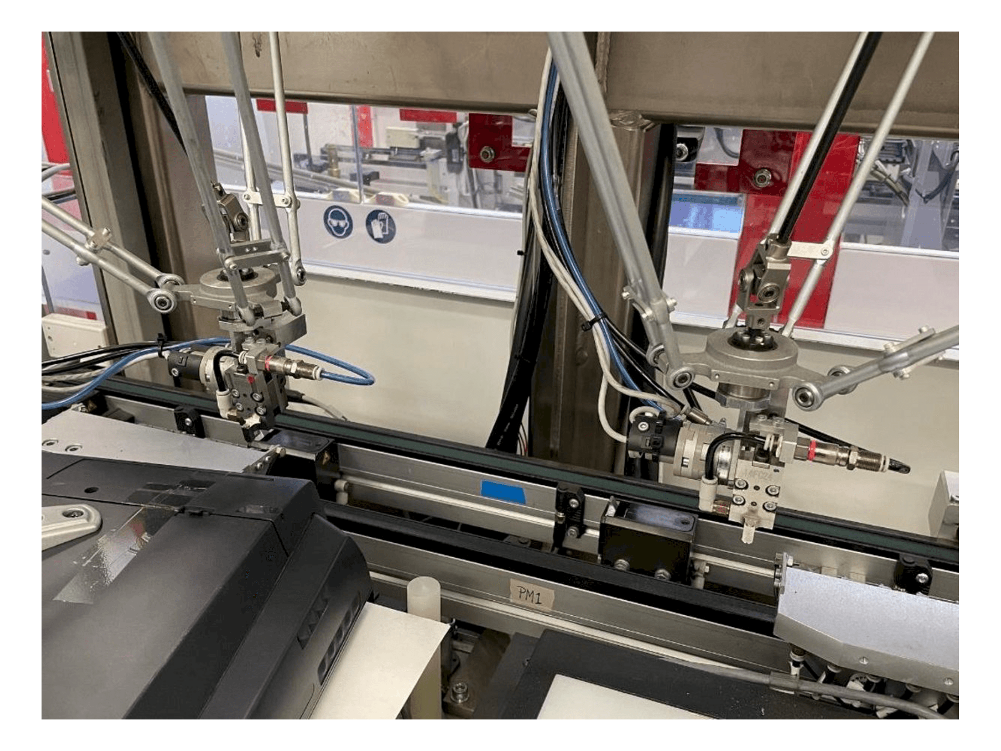 Vue de face de la machine IMS Tattoo Assembly Line