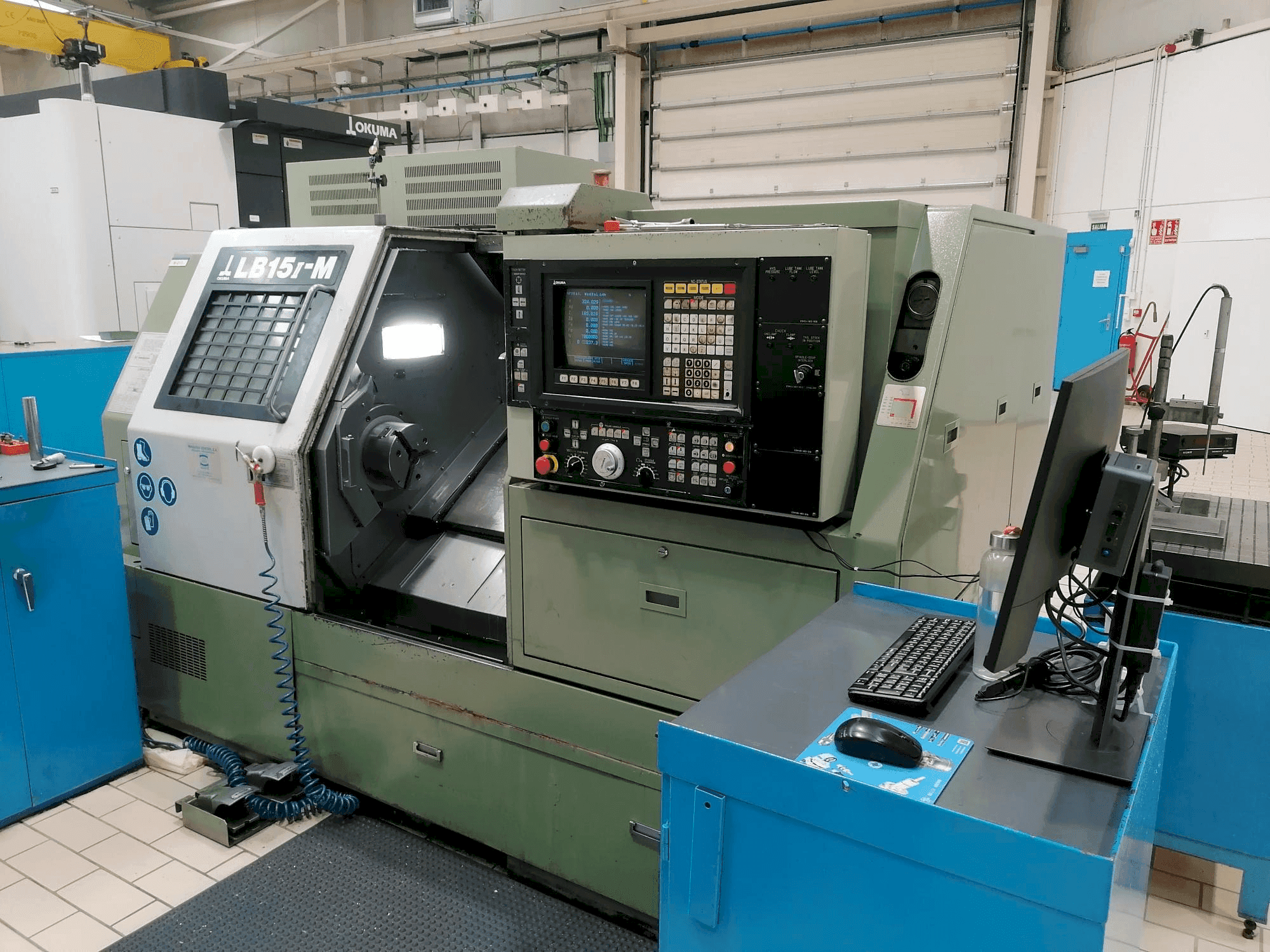 Vue de face de la machine Okuma LB15-M