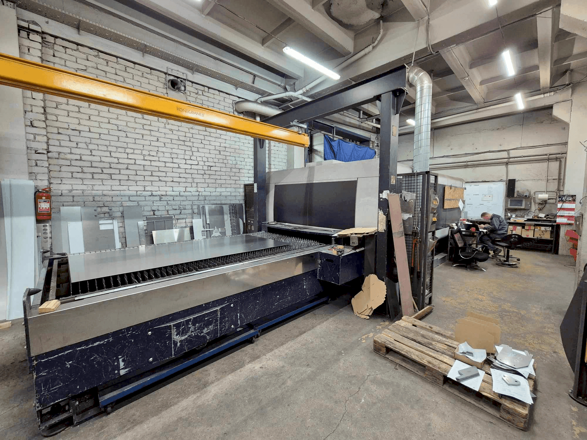 Vue de face de la machine Bystronic BySprint Fiber 3015 (2012)