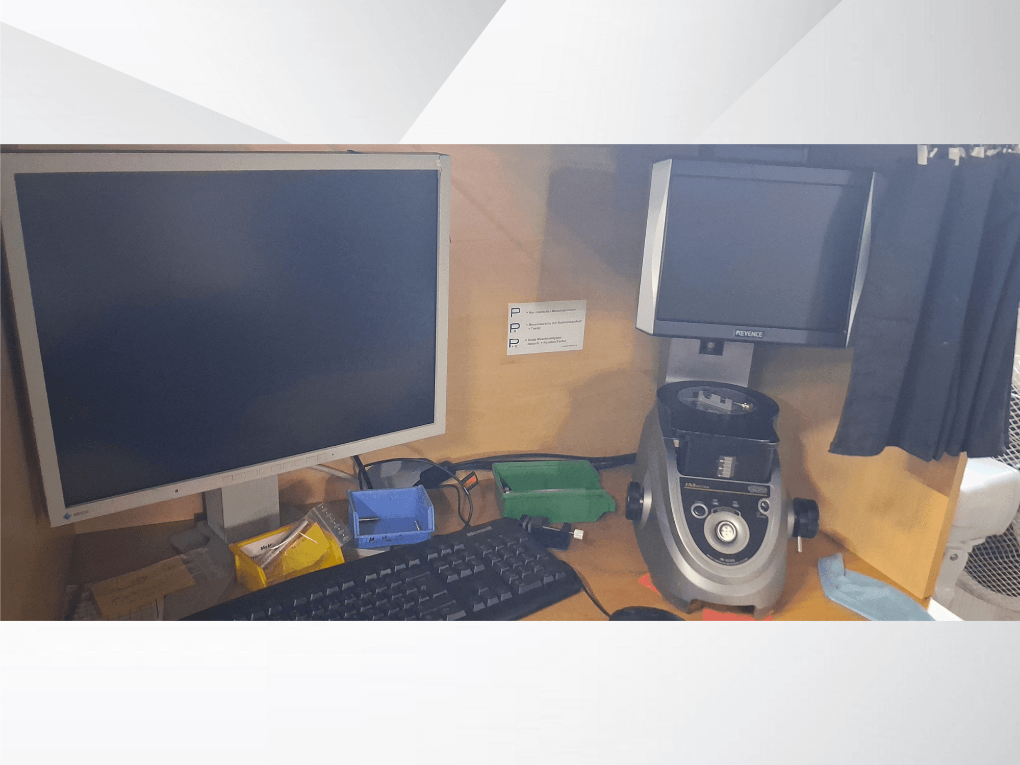 Écran d'ordinateur avec clavier, écran de marque PEVA et appareil de laboratoire gris sur un bureau en bois avec divers plateaux et documents.