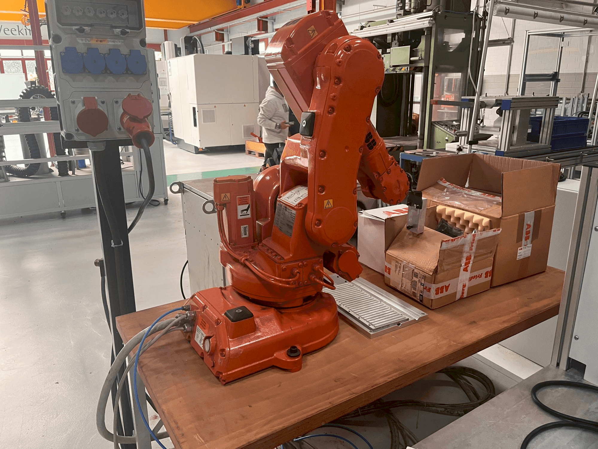 Vue de face de la machine ABB IRB 140 M2000