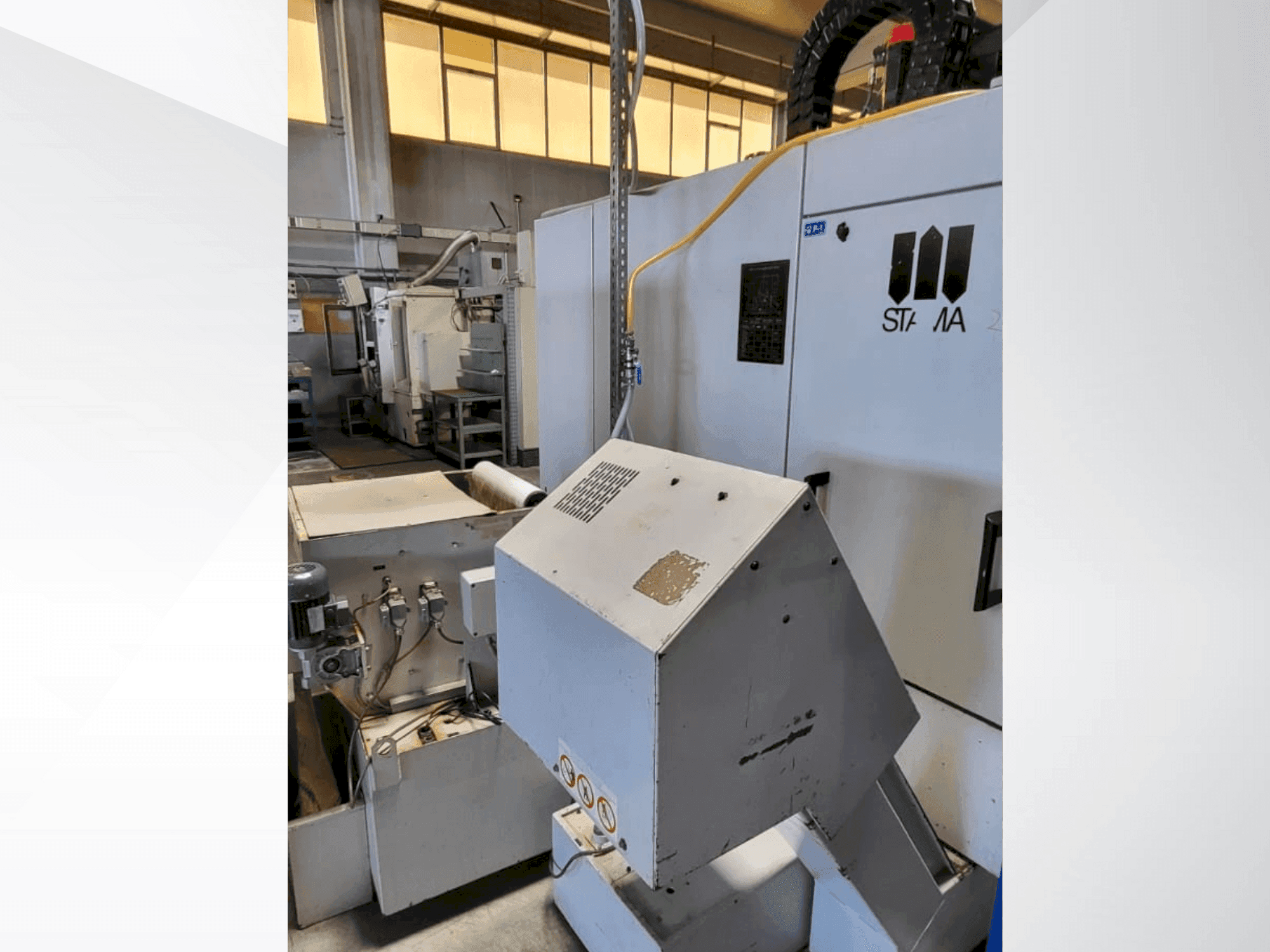 Vue de face de la machine STAMA MC325