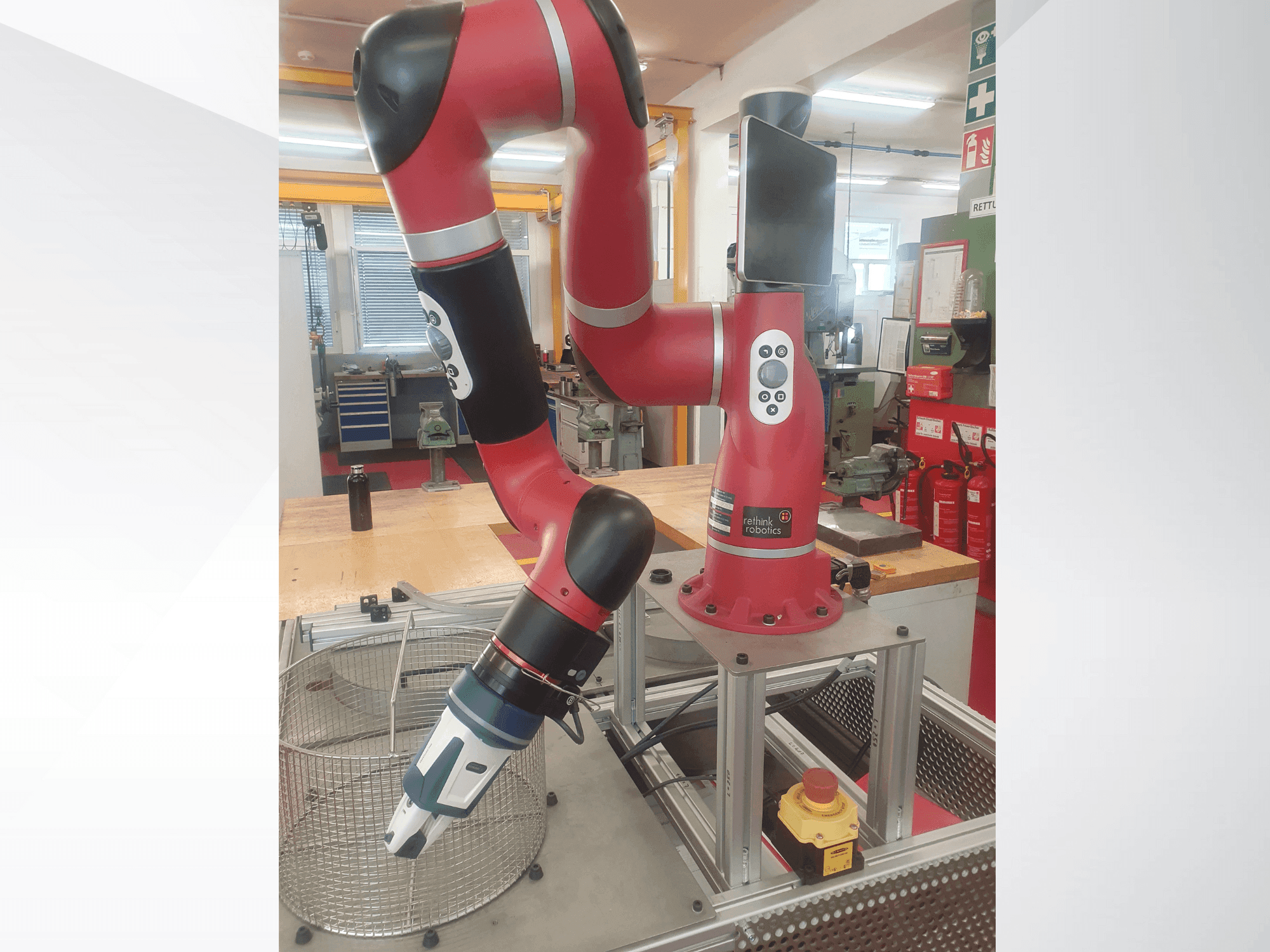 Vue de face de la machine RETHINK Robotics Sawyer
