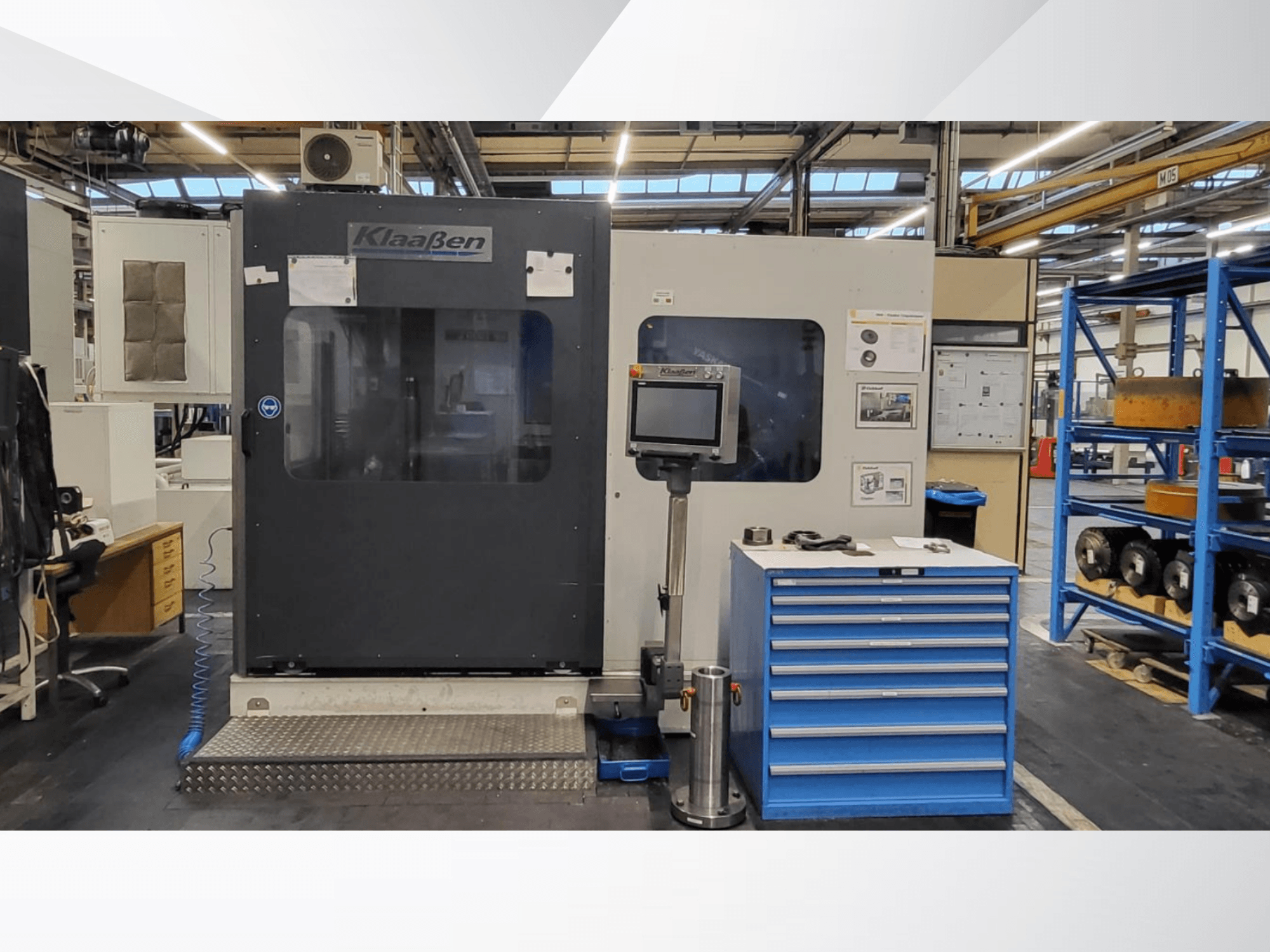 Machine à ébavurer KLAASSEN RZE12, vue de face, montrant le tableau de commande, le bloc-tiroirs adjacent et des détails de l'espace de travail.