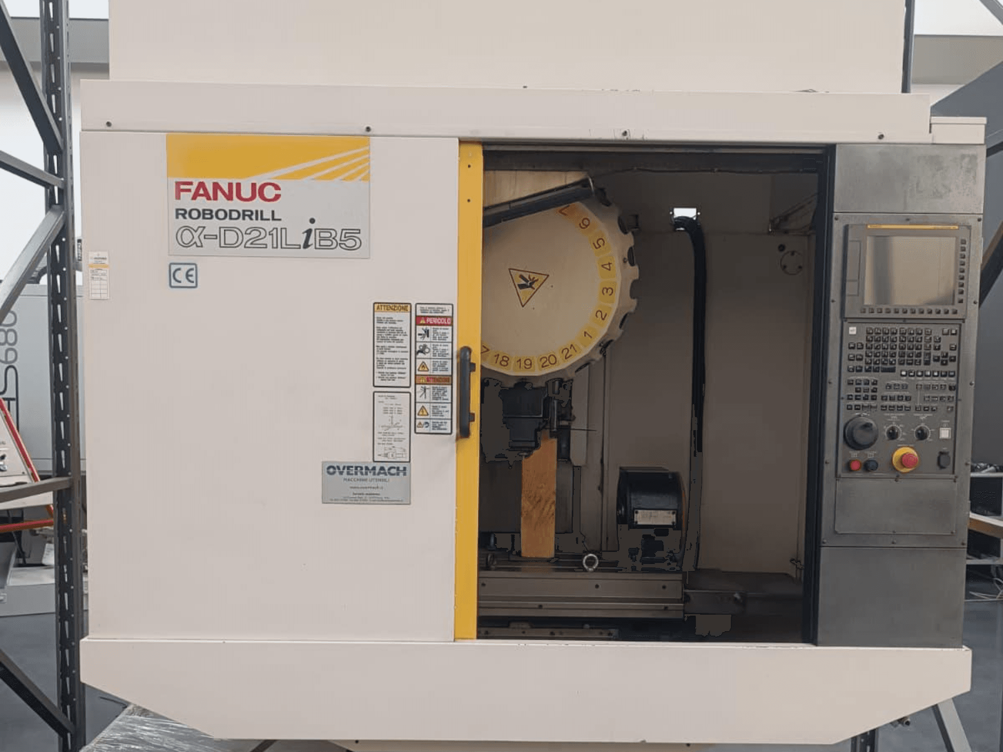 FANUC Robodrill α-D21LiB5, vue de face ; machine CNC avec porte-outil, panneau de commande et avertissements de sécurité visibles.