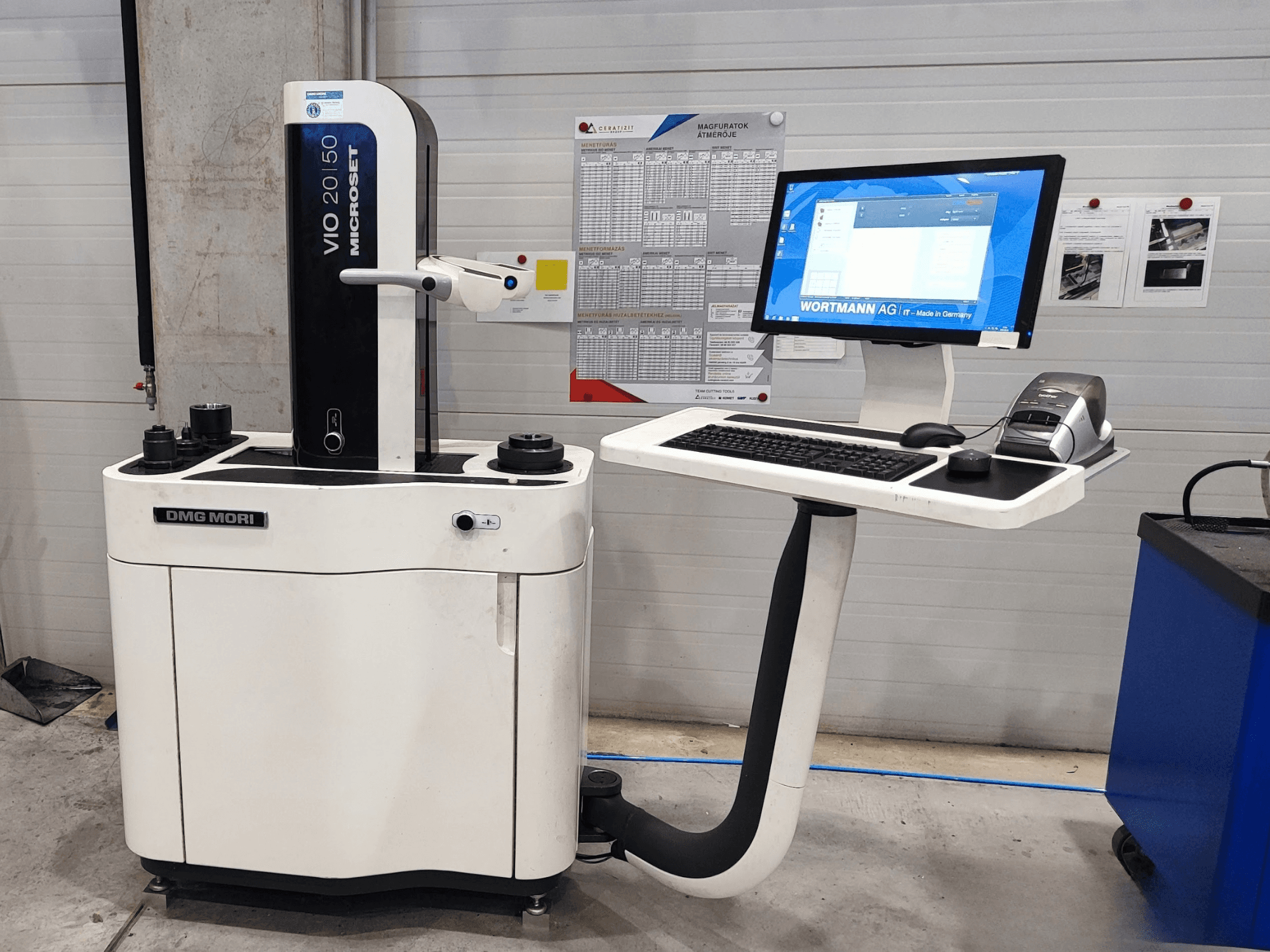 Machine de mesure optique DMG MORI VIO Basic vue de face, équipée d'un écran tactile, d'un clavier et de capteurs de mesure.