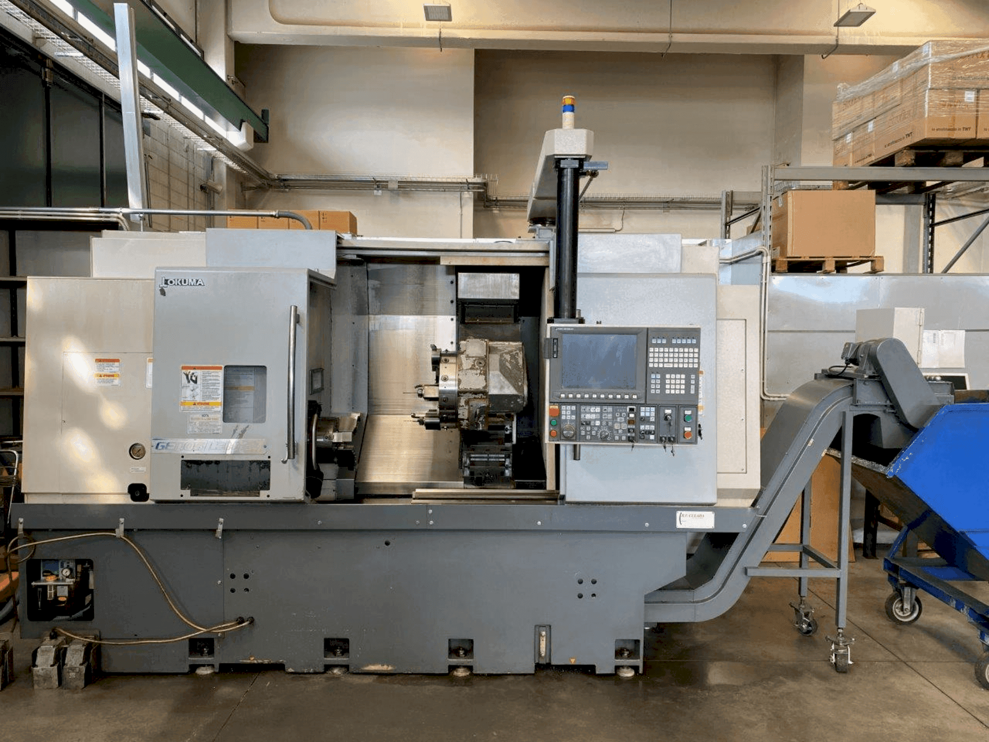 Vue de face de la machine Okuma Genos L300E-MY