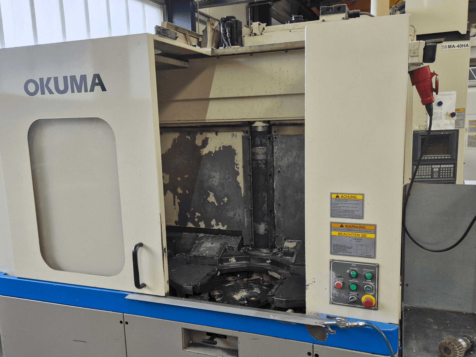 Vue de face de la machine Okuma MA-40HA