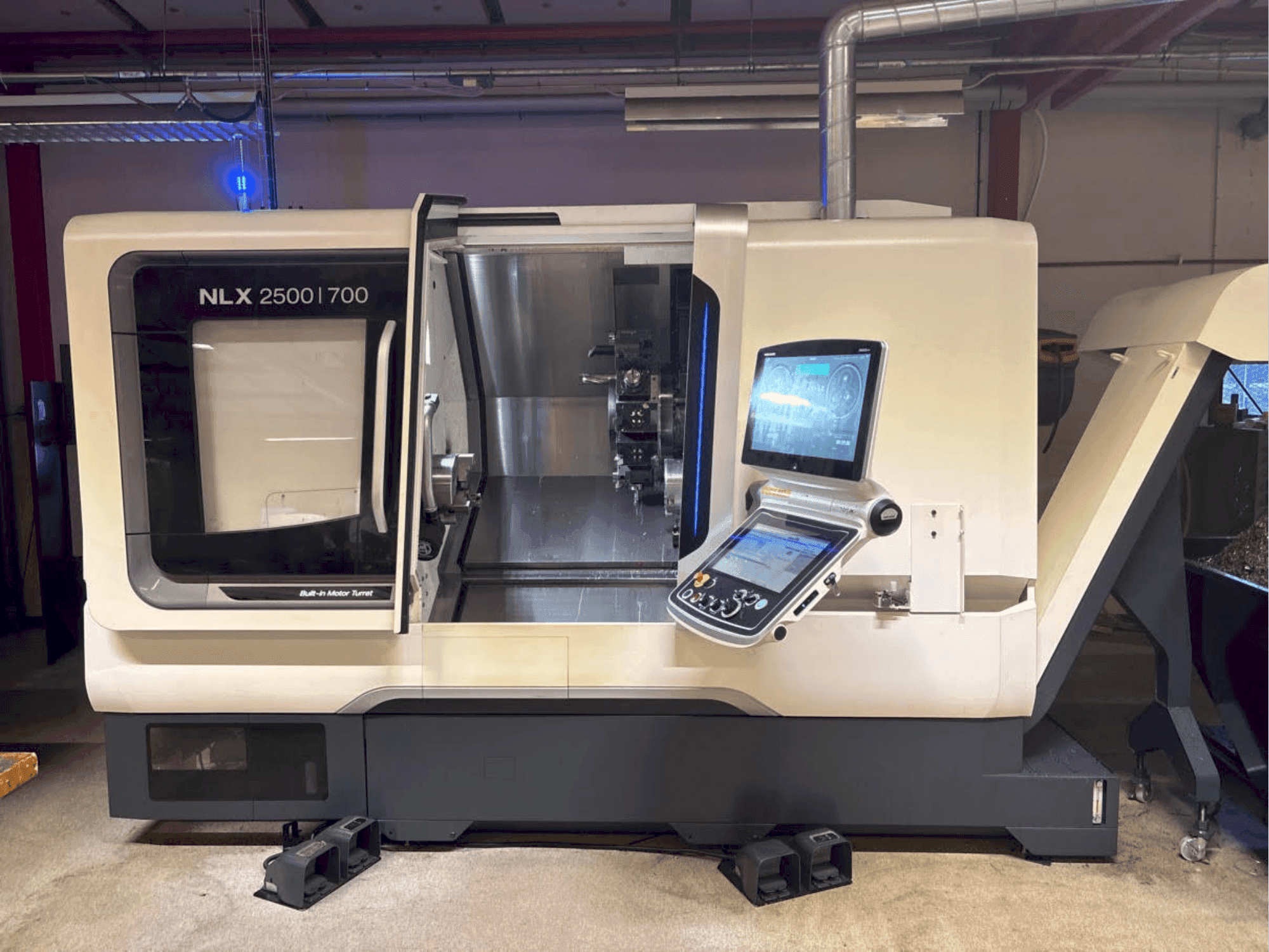 Vue de face de la machine DMG MORI NLX 2500-700 SY