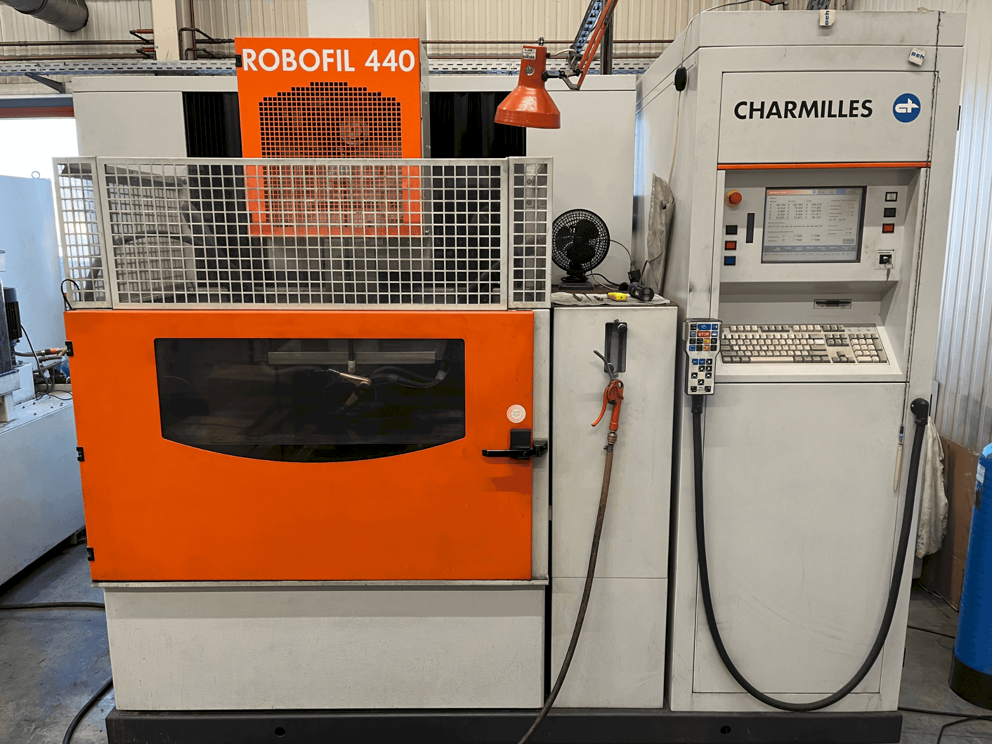 Vue de face de la machine CHARMILLES Robofil 440