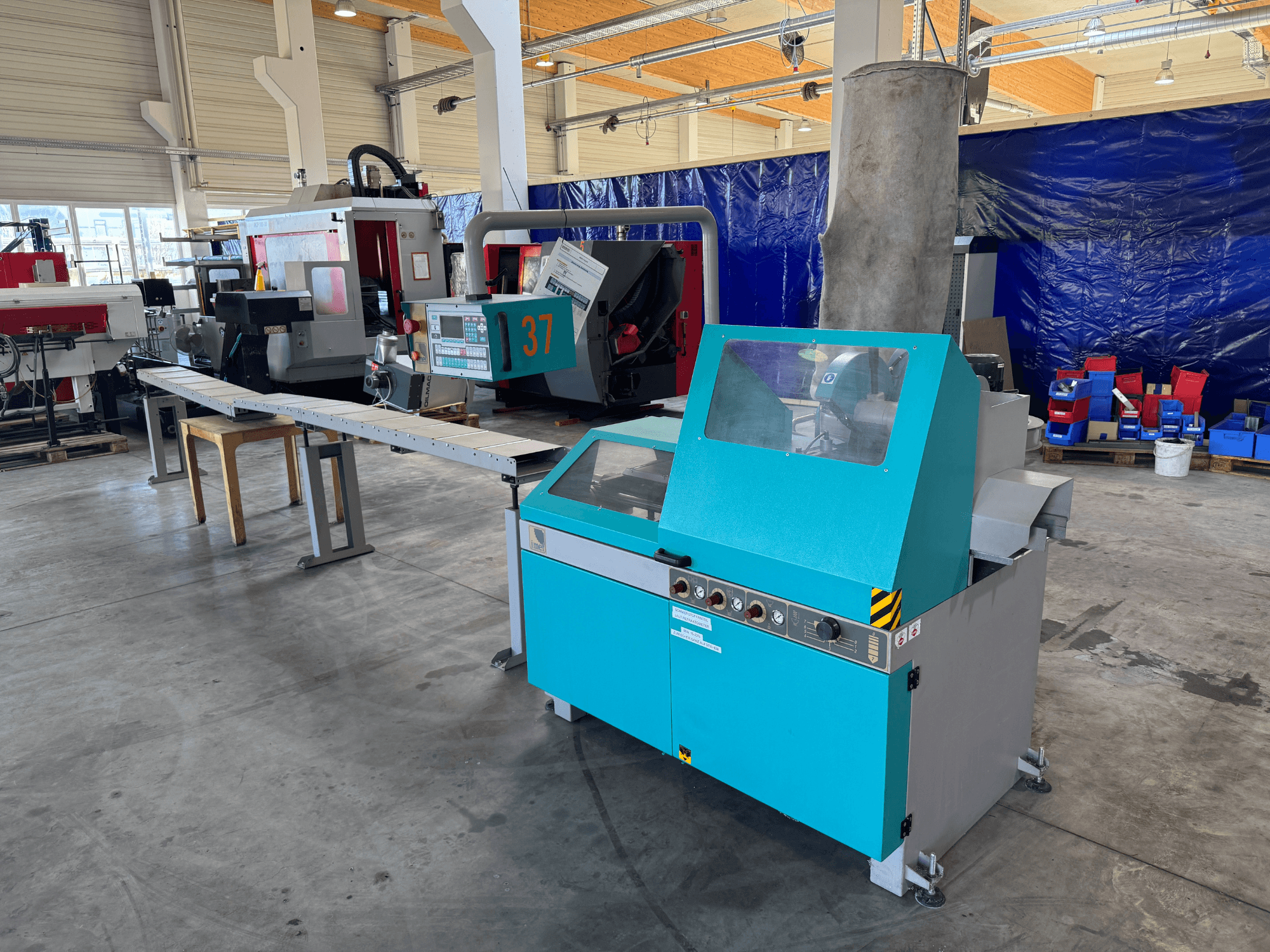 Scie circulaire à métaux Imet VELOX 350 AF-ENC dans un atelier, vue de face montrant le panneau de commande et le système d'extraction des poussières.