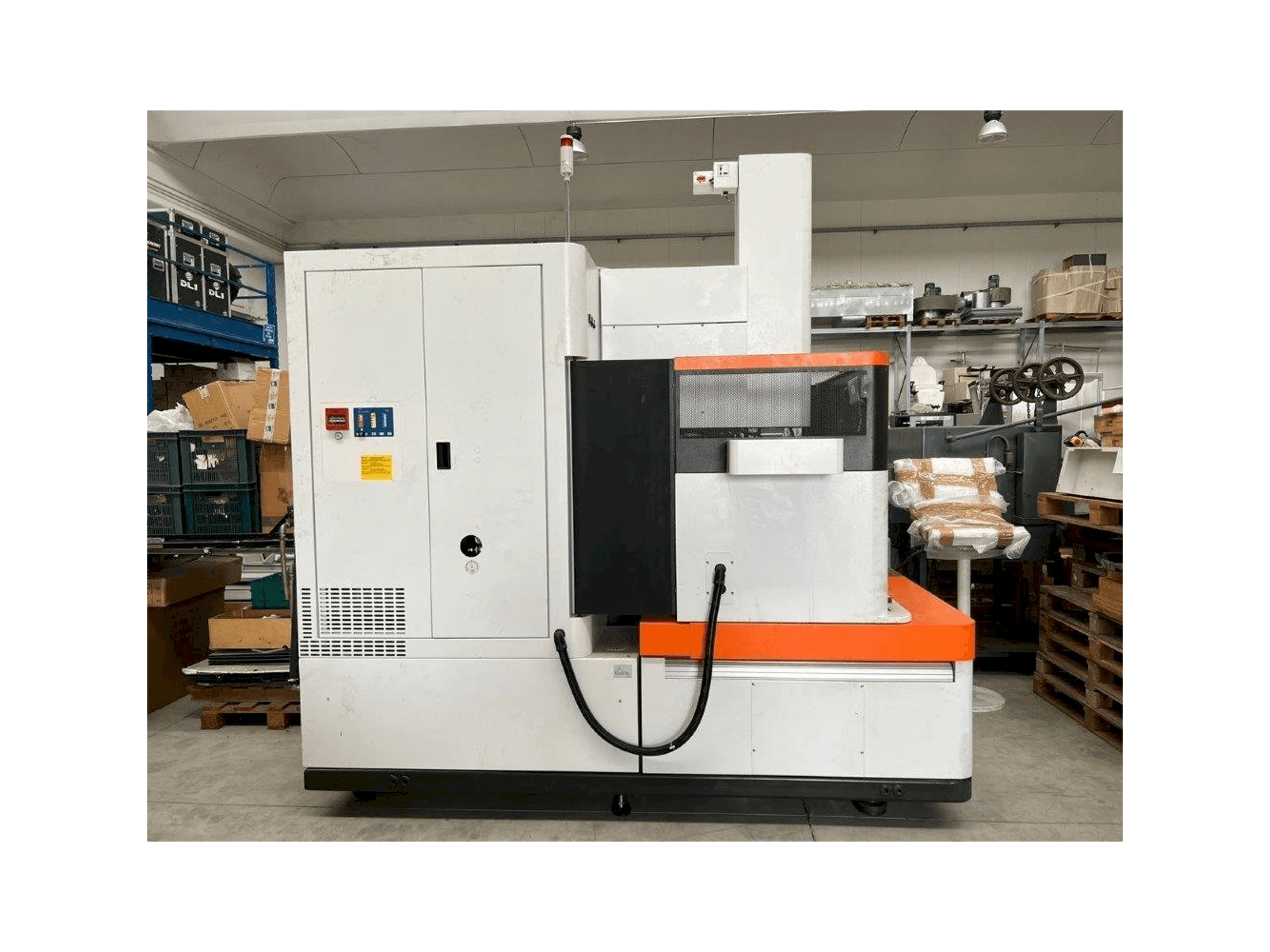 Vue de face de la machine AgieCharmilles FORM 30