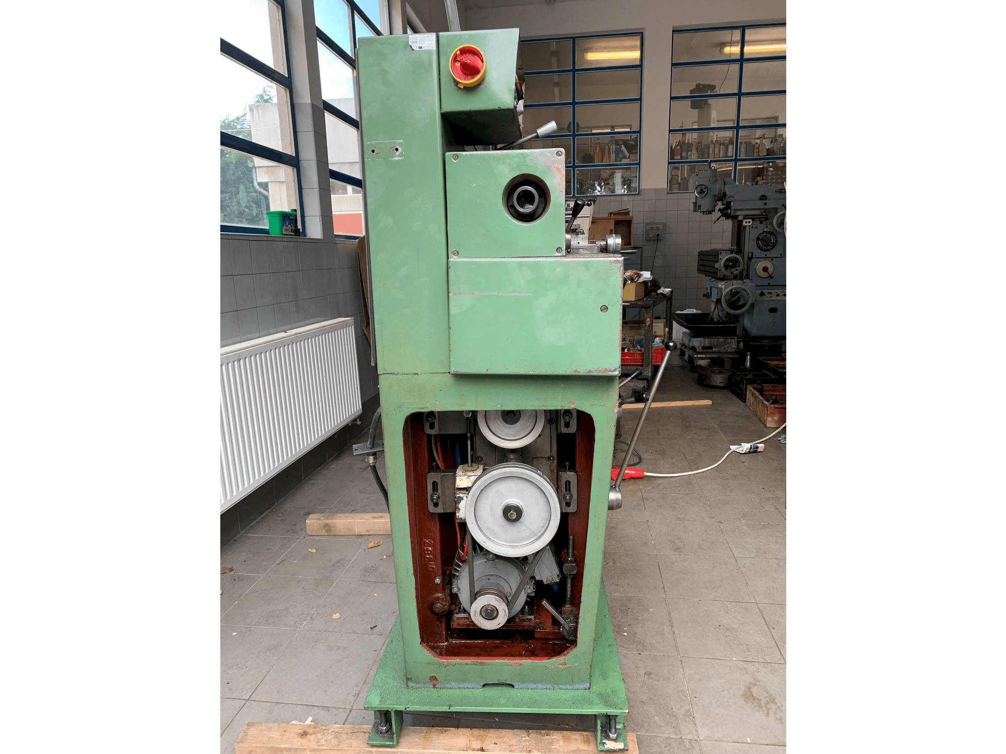 Vue de face de la machine TOS Sm 16-A