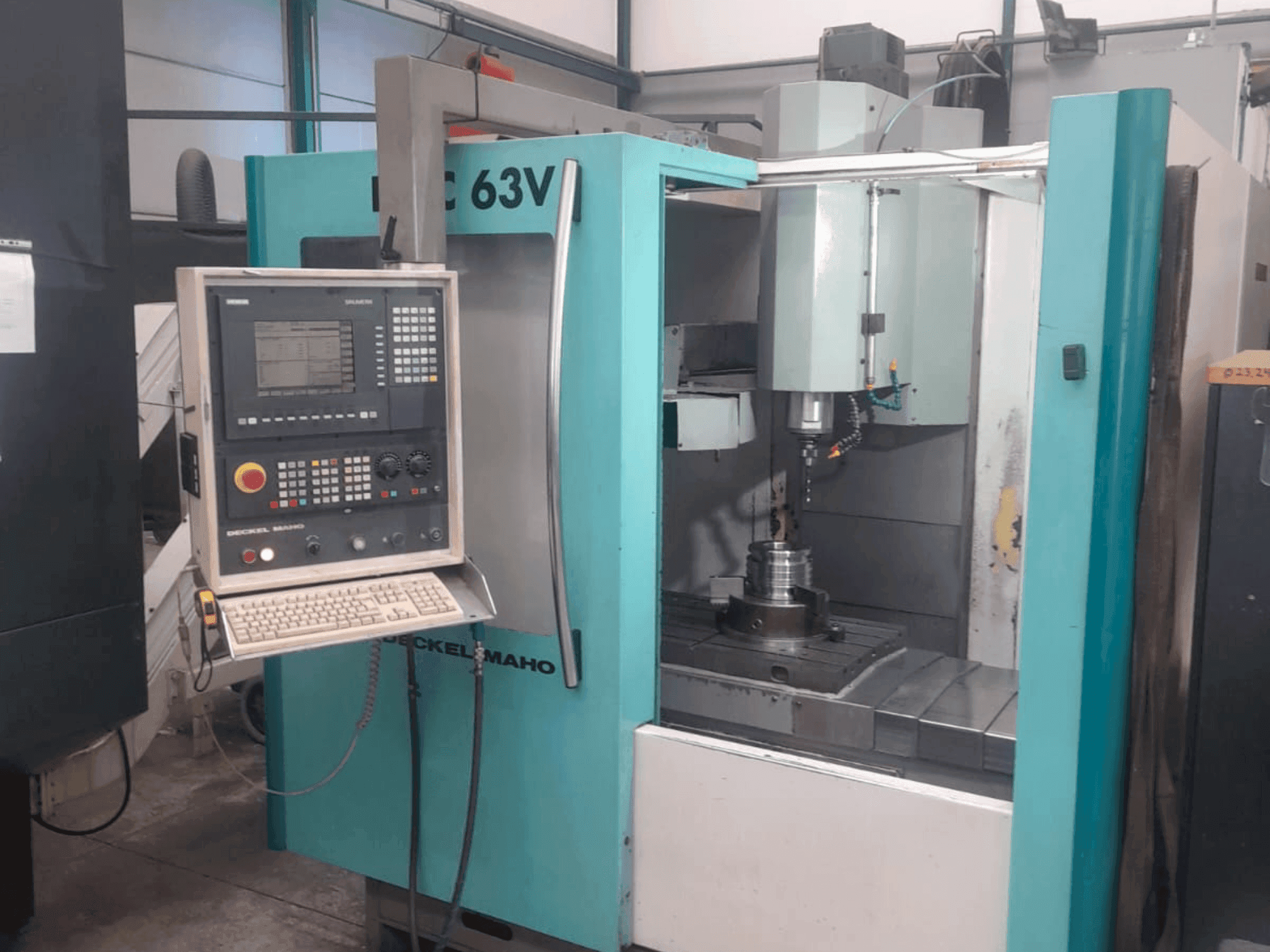 Vue de face de la machine DECKEL DMC-63V