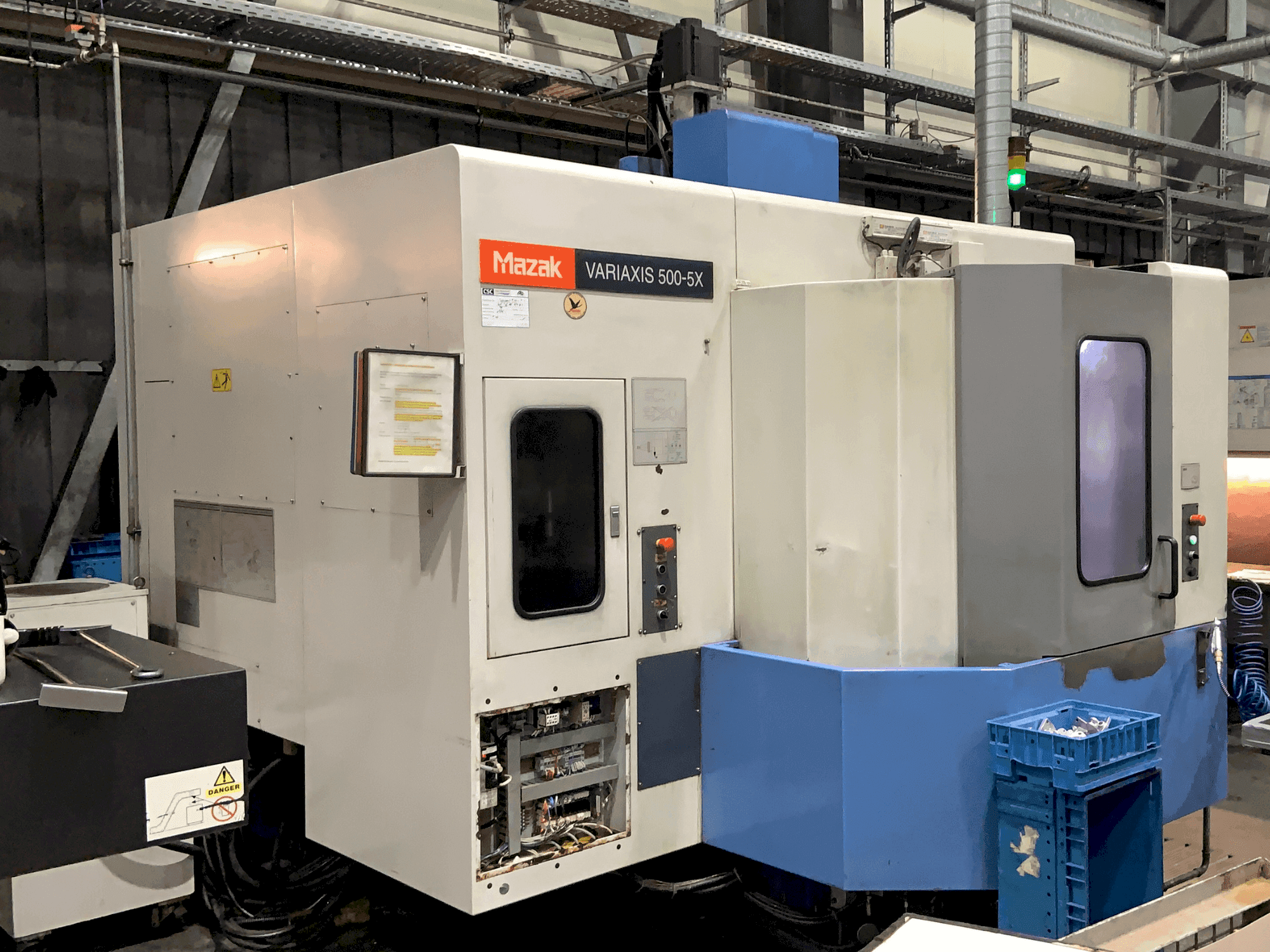 Vue de face de la machine Mazak VARIAXIS 500 5X