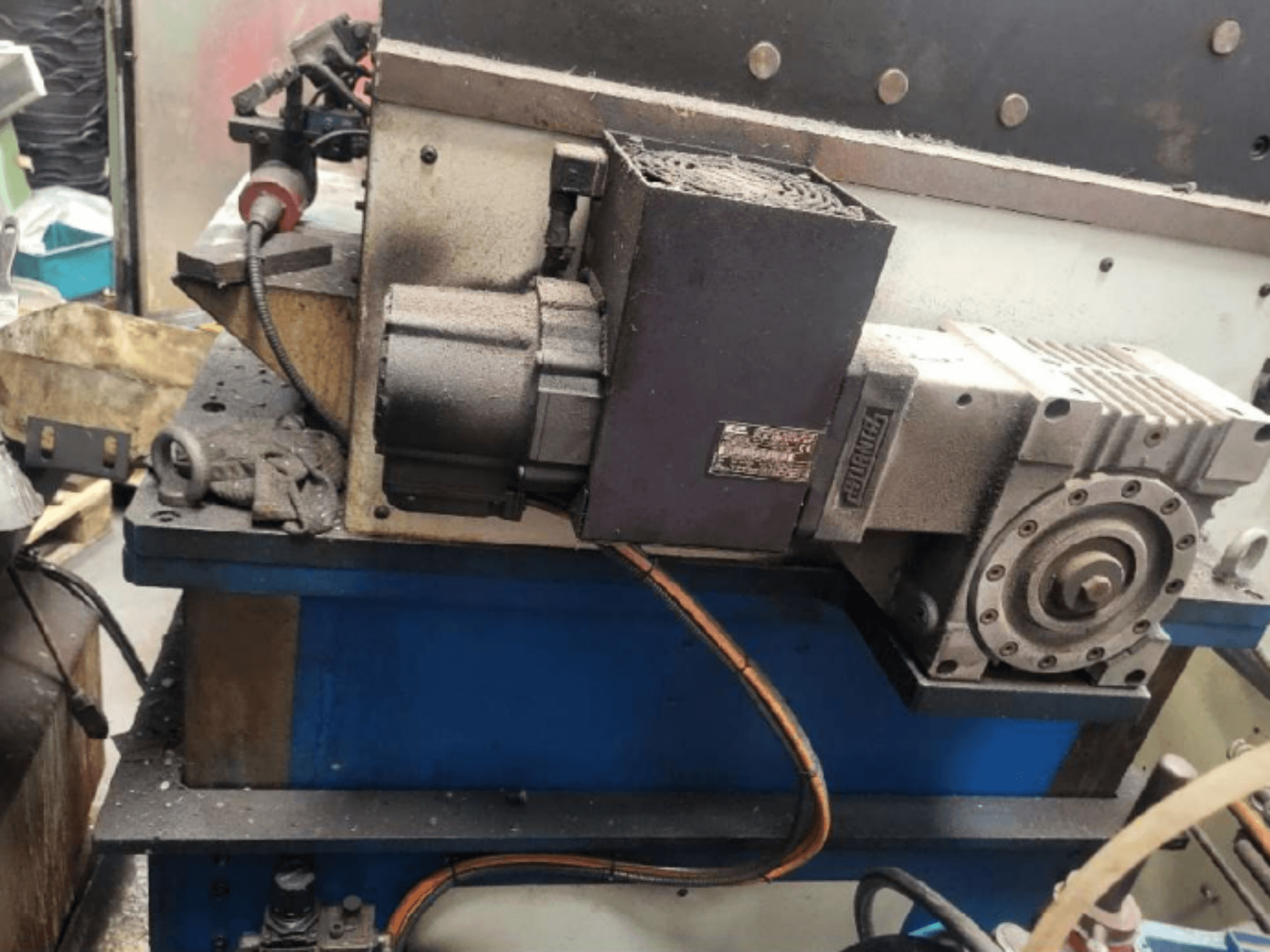 Presse d'emboutissage mécanique PRESSIX 160 CNR 6, vue de côté montrant le moteur et les connexions sur une plate-forme bleue.