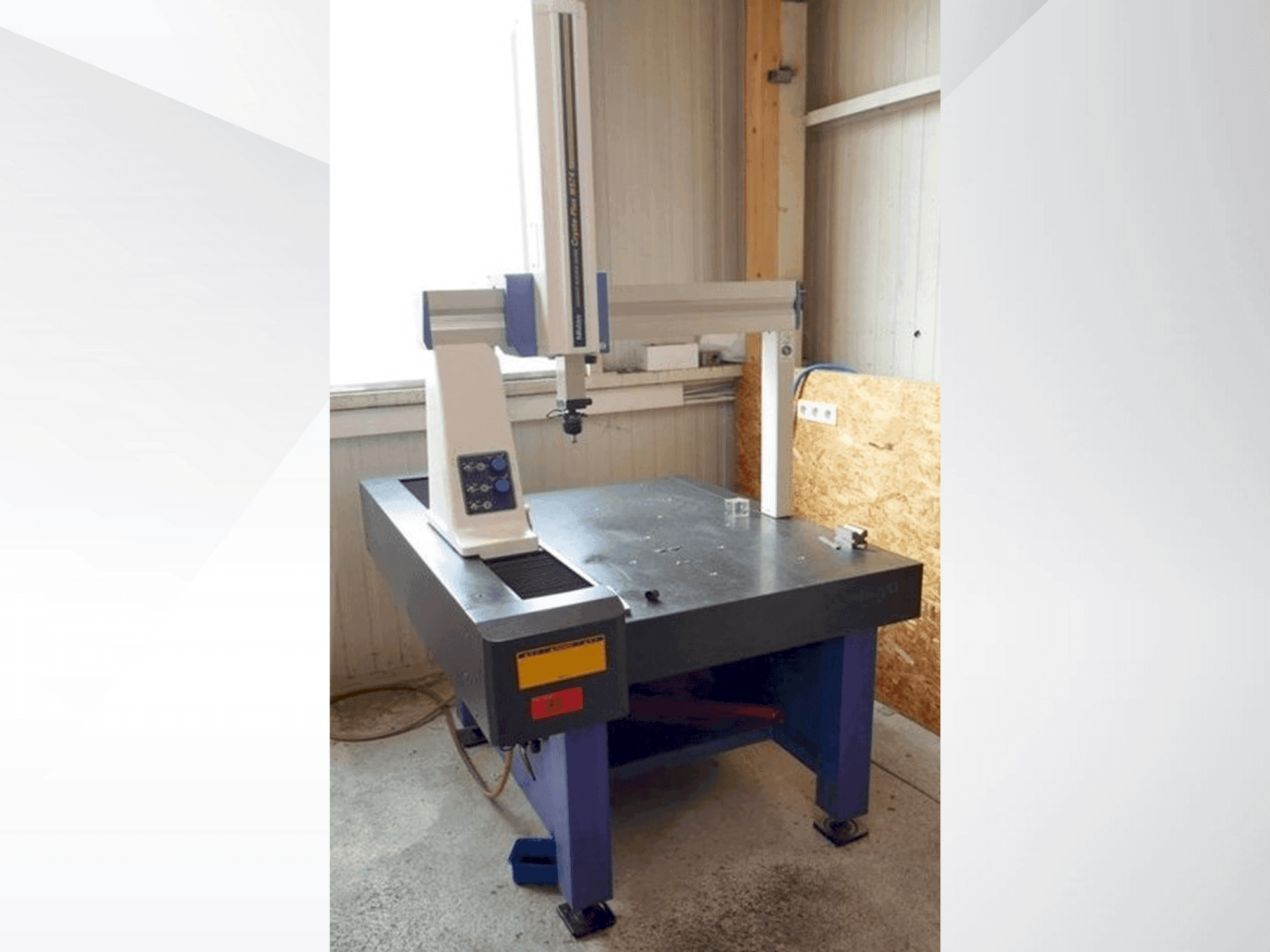 Vue de face de la machine Mitutoyo Crysta-Plus M574