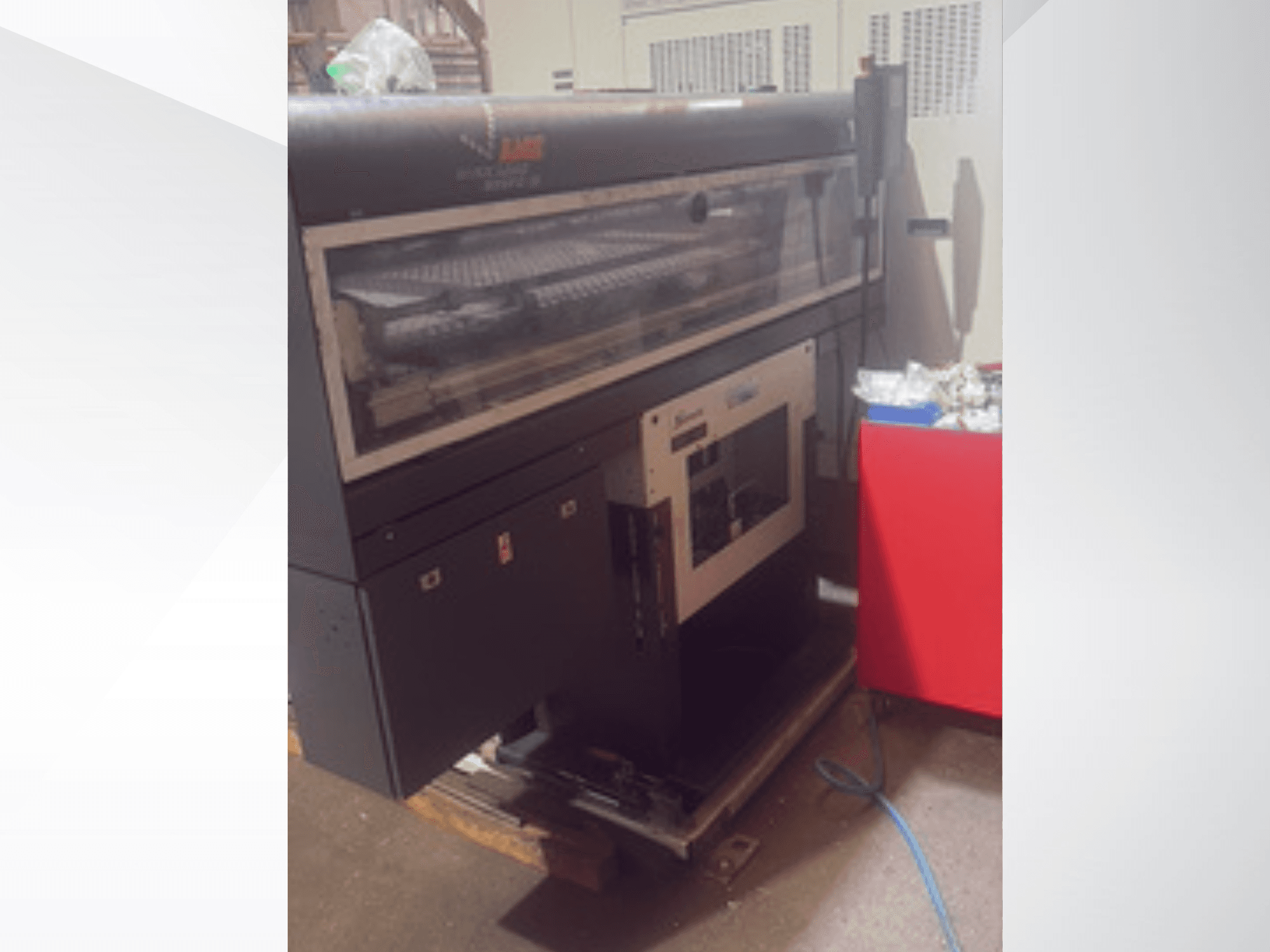 Centre de tournage-fraisage CMZ TTL66, vue de profil montrant le panneau de commande, les fonctionnalités opérationnelles et les accessoires connectés sur un poste de travail.