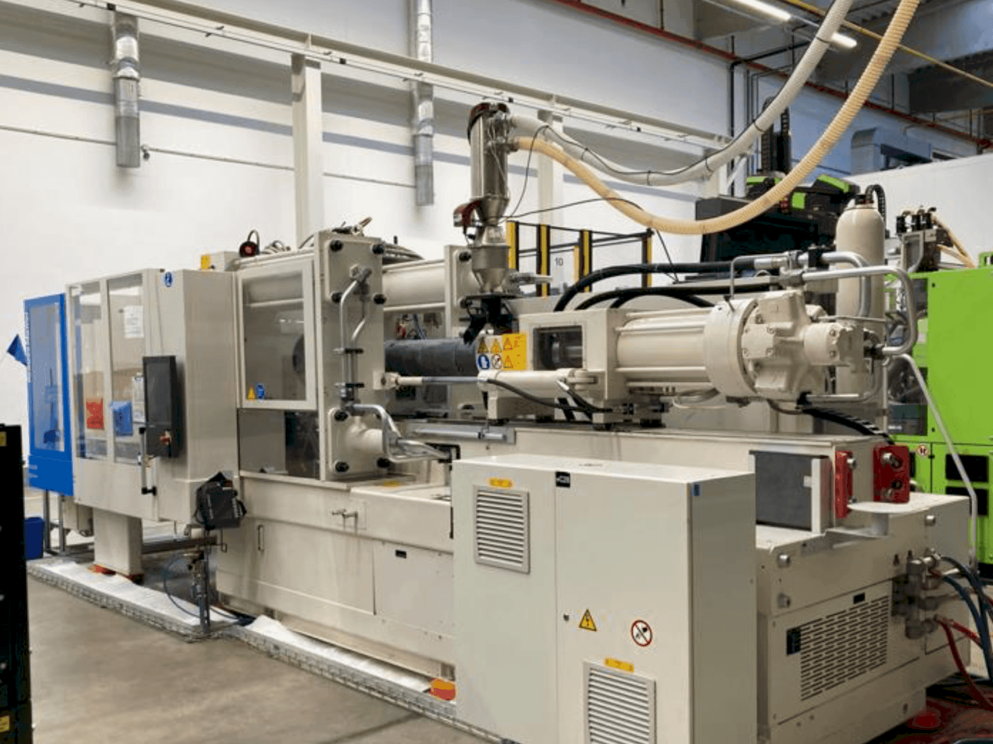 Vue de face de la machine Krauss Maffei 420-2000 CX