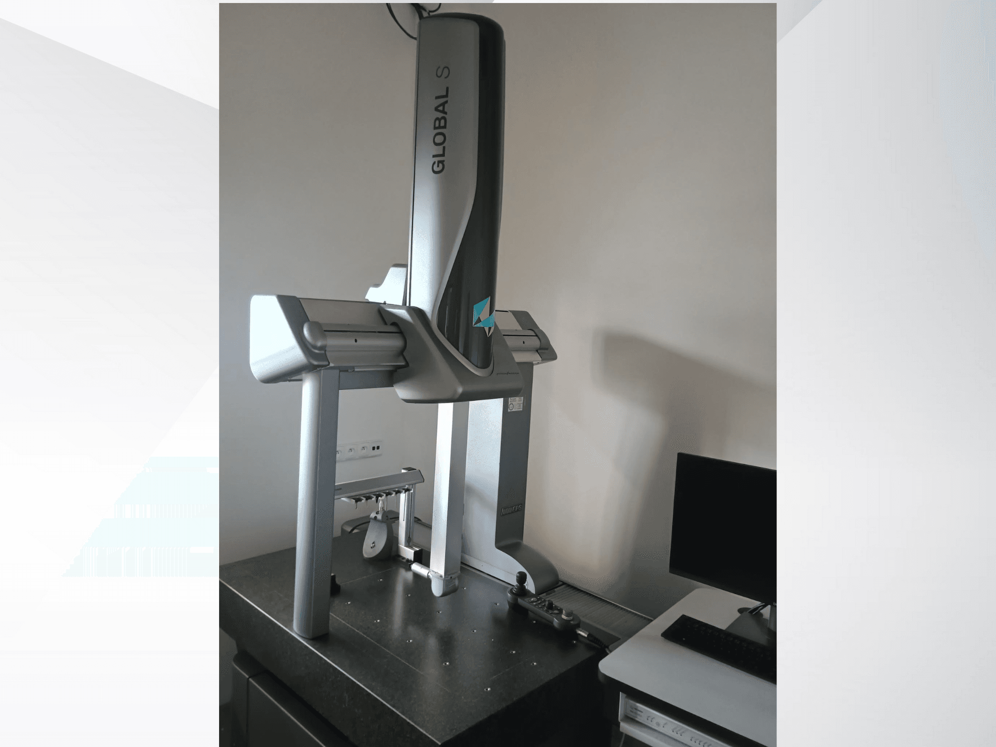 Machine à mesurer tridimensionnelle Global S présentée de face, avec un design élégant et argenté sur une surface sombre.