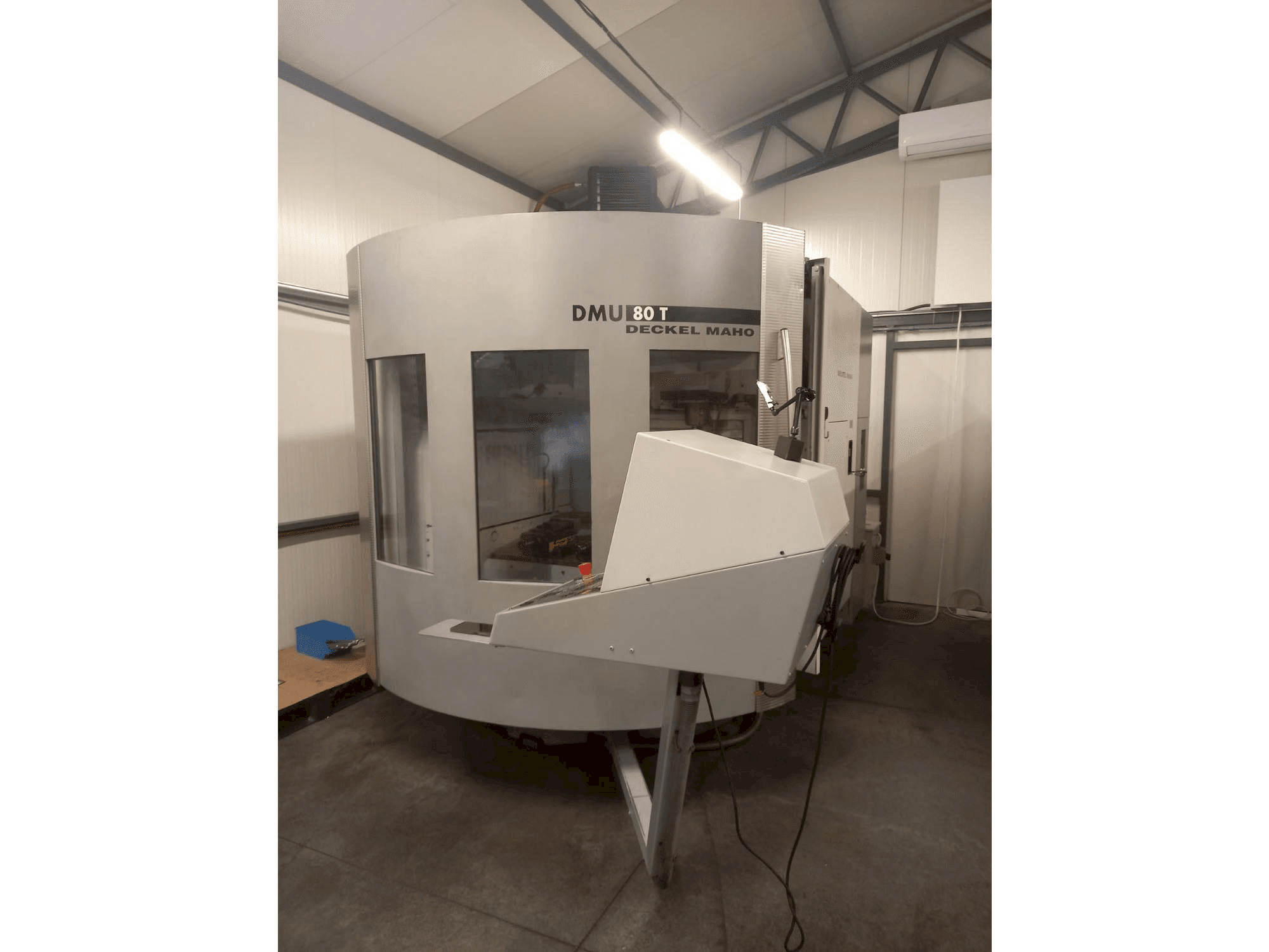 Vue de face de la machine DECKEL MAHO DMU 80T