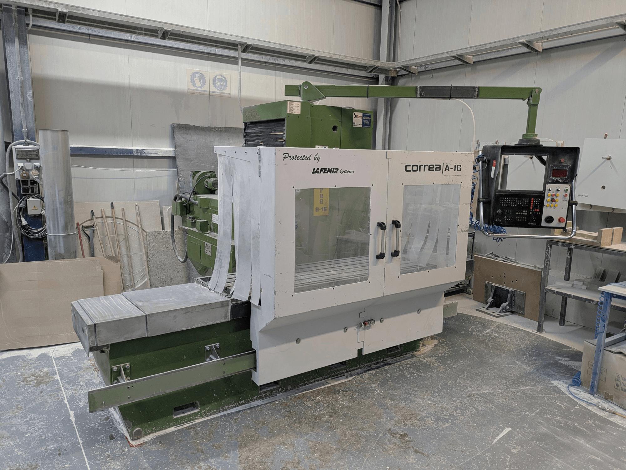 Fraiseuse Correa A-16 dans un atelier, vue de face avec le panneau de commande et le plan de travail, illustrant le design industriel et la fonctionnalité.