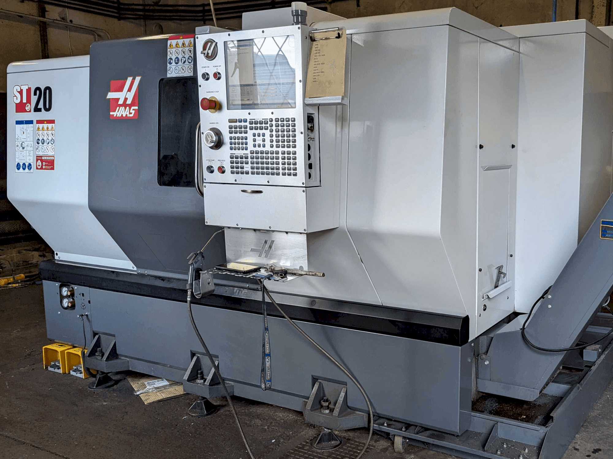 Vue de face de la machine HAAS ST-20