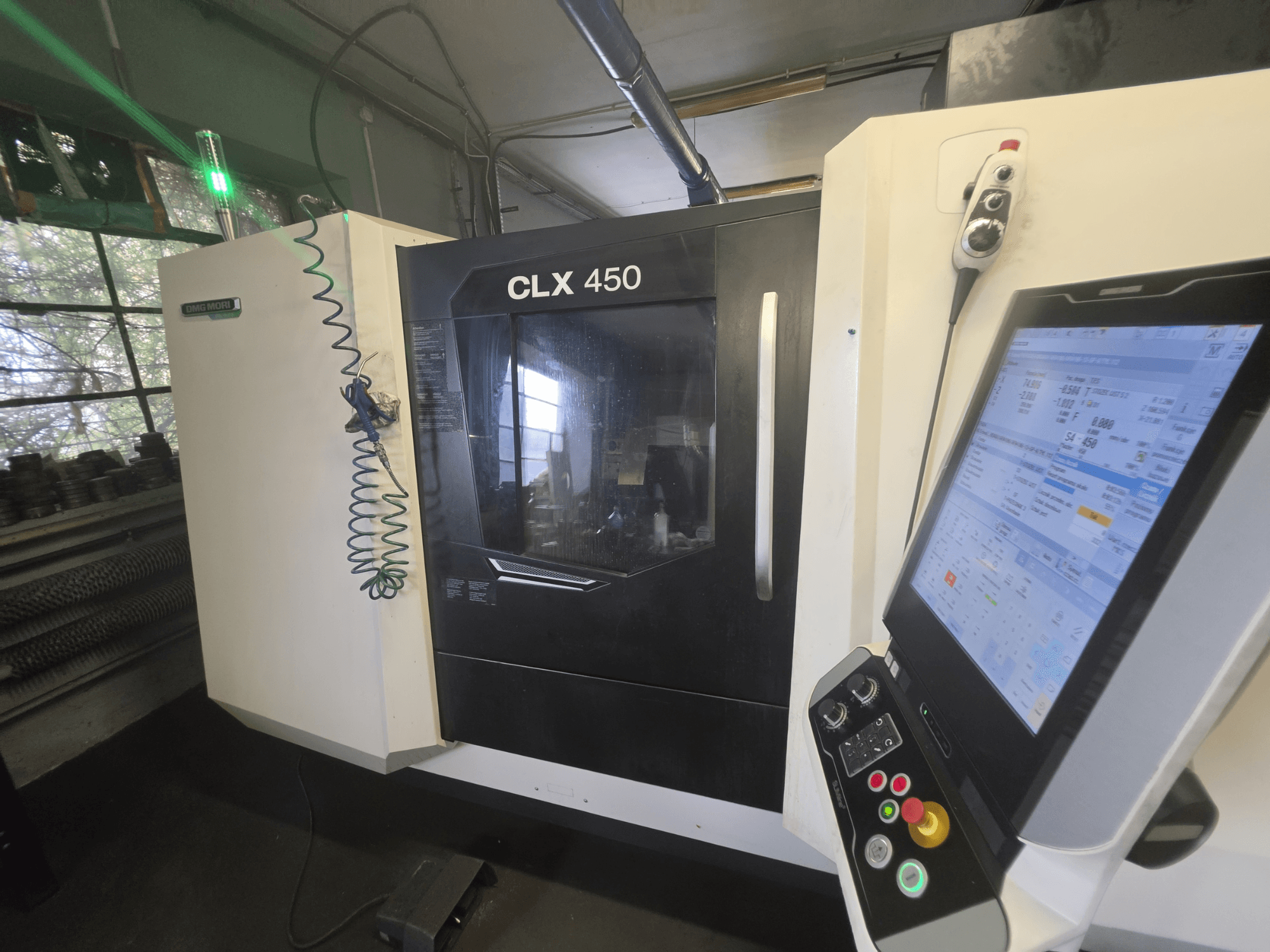 Tour horizontal DMG MORI CLX 450 V3, vue de face avec le panneau de commande et l'écran affichant les données de fonctionnement.