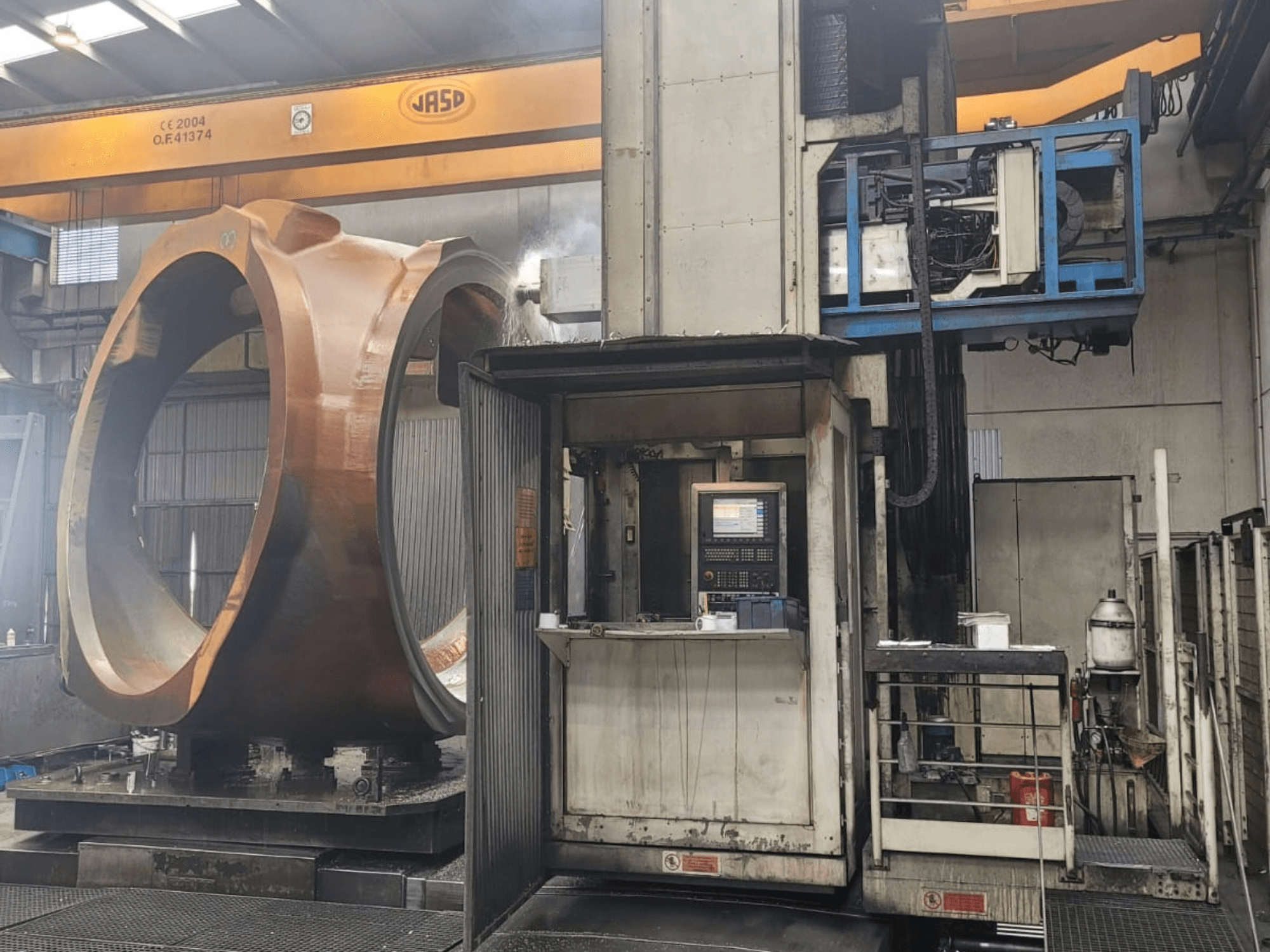 Centre de fraisage-tournage PAMA Speedram 1000, vue de profil, montrant une pièce de grande taille et le panneau de commande dans un environnement industriel.