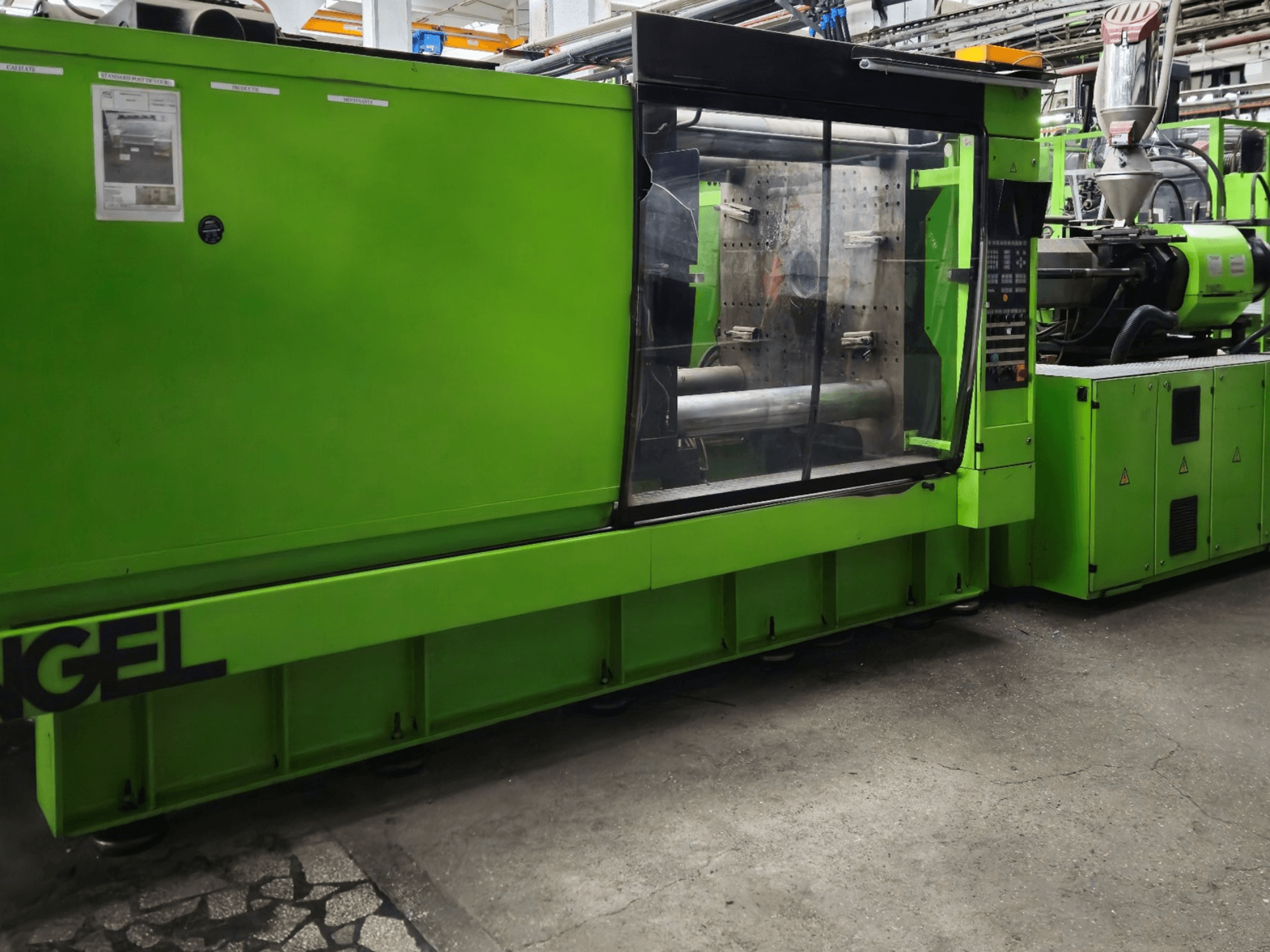 Machine de moulage par injection Green Engel, vue de côté, dotée d'un panneau de commande et d'une grande fenêtre de visualisation.