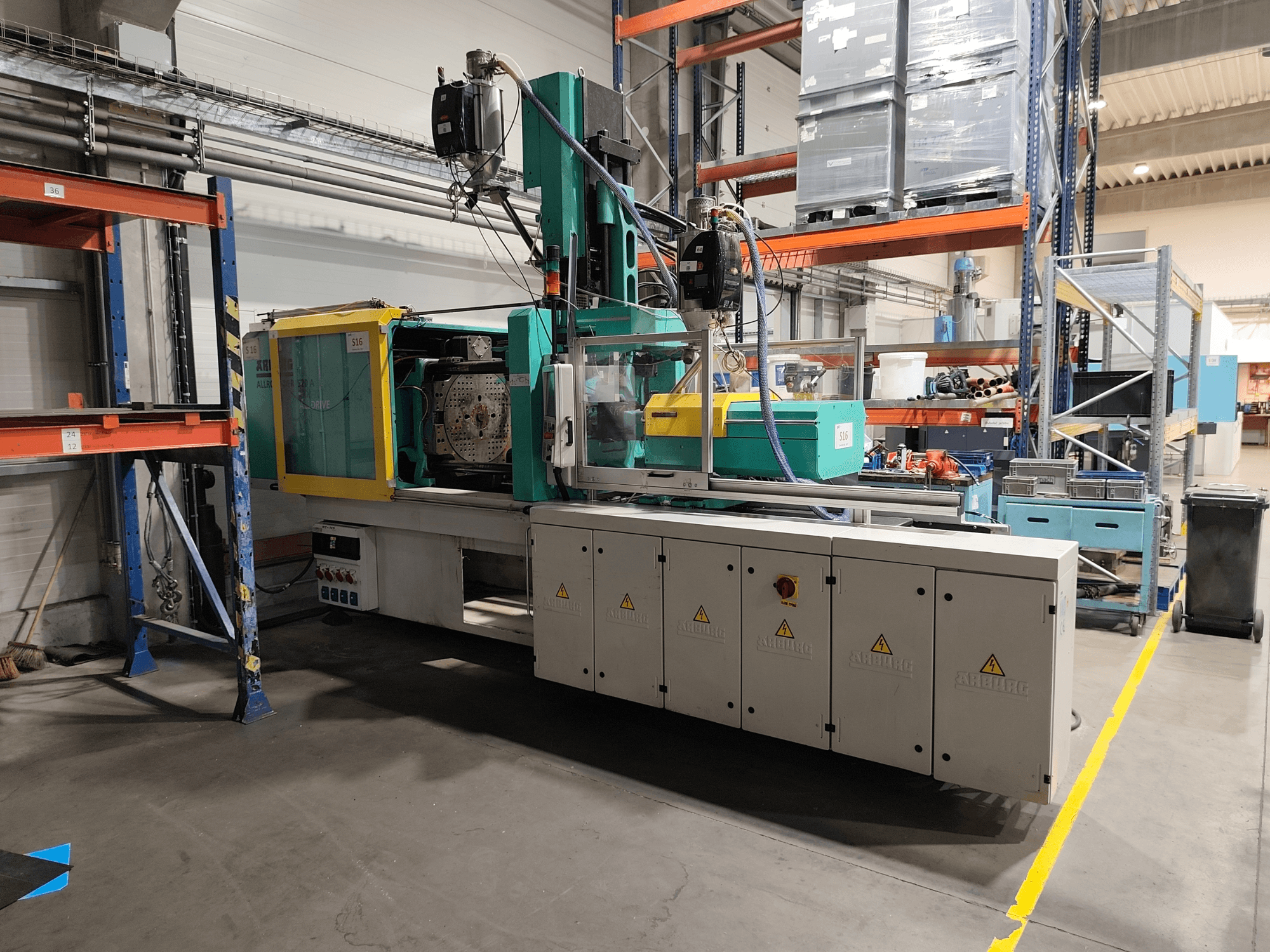 Presse à injection hydraulique Arburg Allrounder 520 A 1500-70 Alldrive, vue de profil dans un environnement industriel.