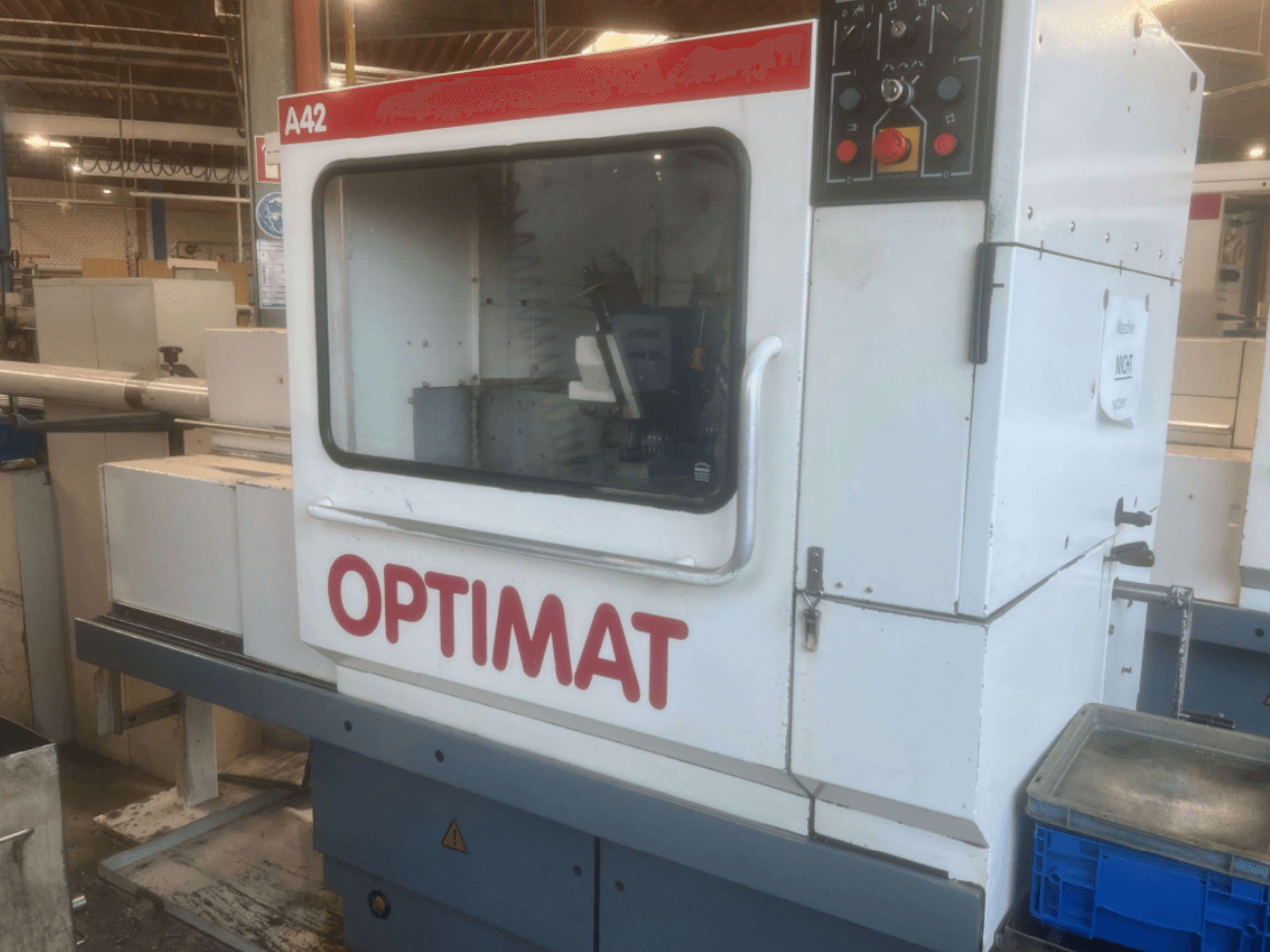 Tour horizontal KOVOSVIT MAS Optimat A42, vue de face, mettant en évidence le panneau de commande et la vitre permettant de suivre le fonctionnement de la machine.