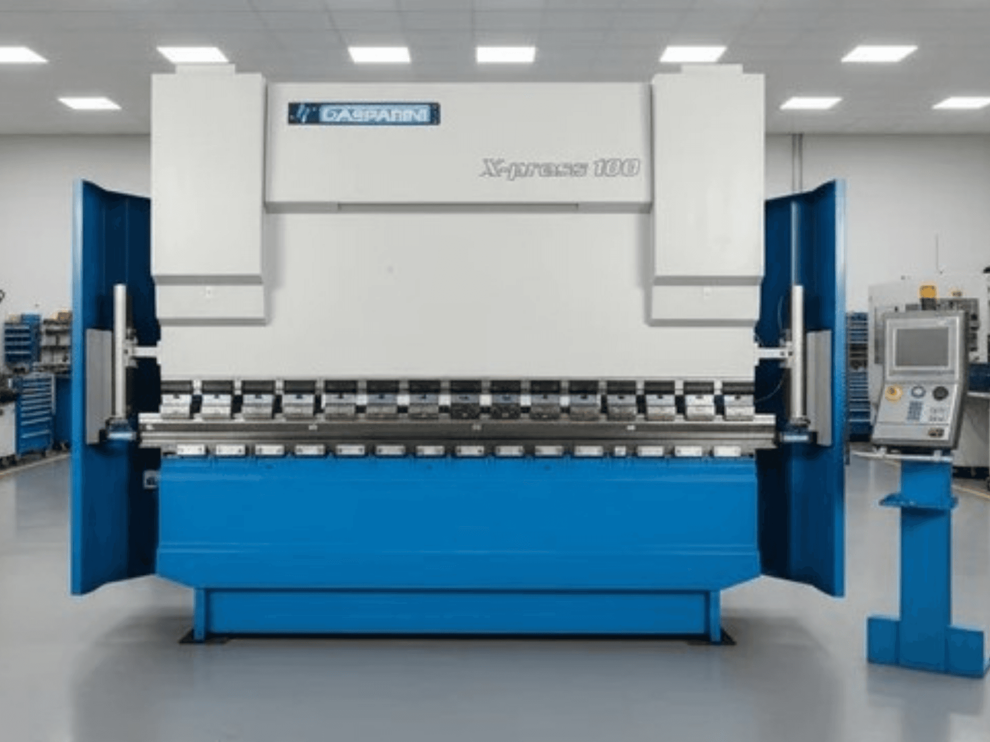 Presse hydraulique GASPARINI X-Press 100, vue de face, avec une carrosserie bleue et un panneau de commande situé à droite.