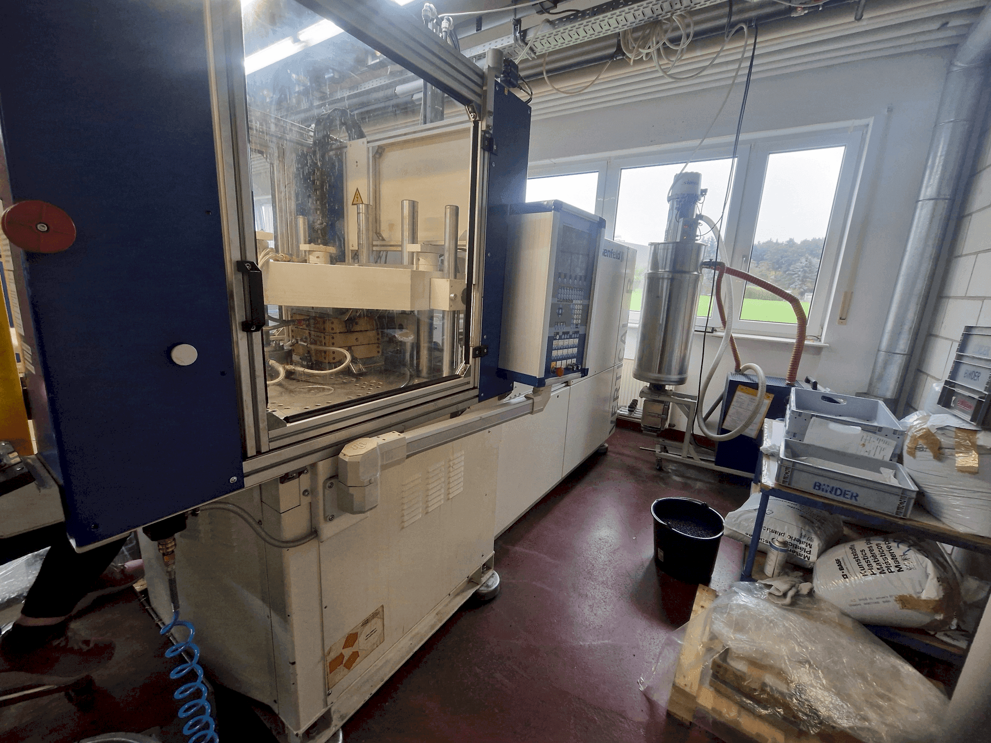 Vue de face de la machine Battenfeld Vertical R60 125H (2002)