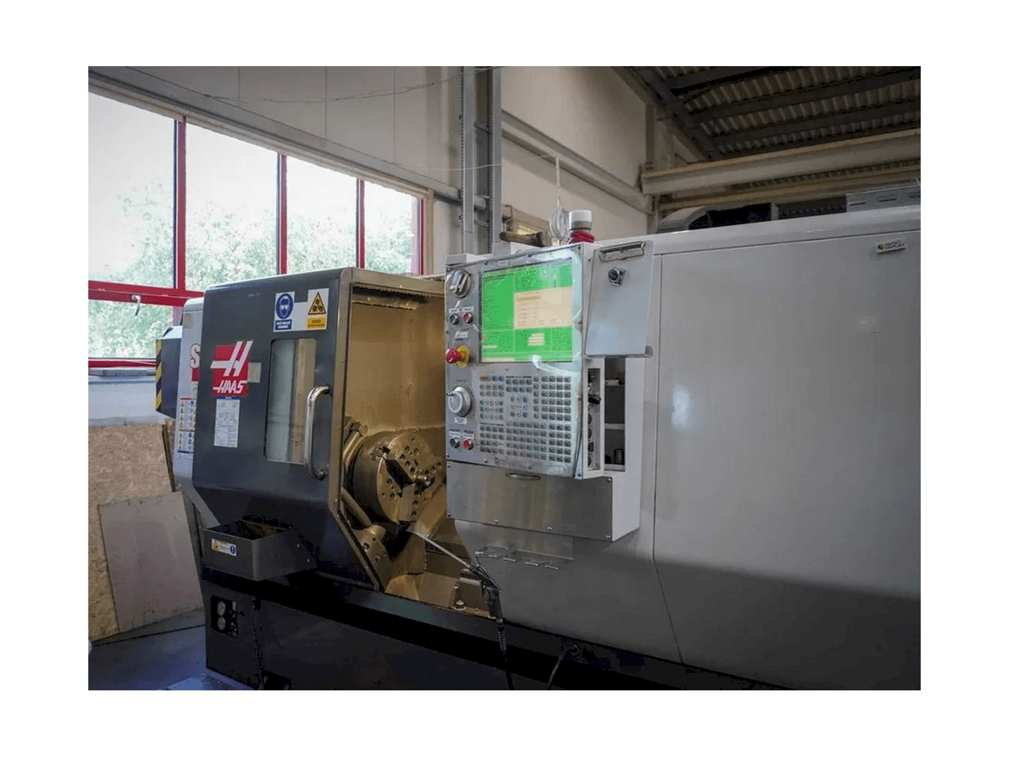 Vue de face de la machine HAAS ST-30