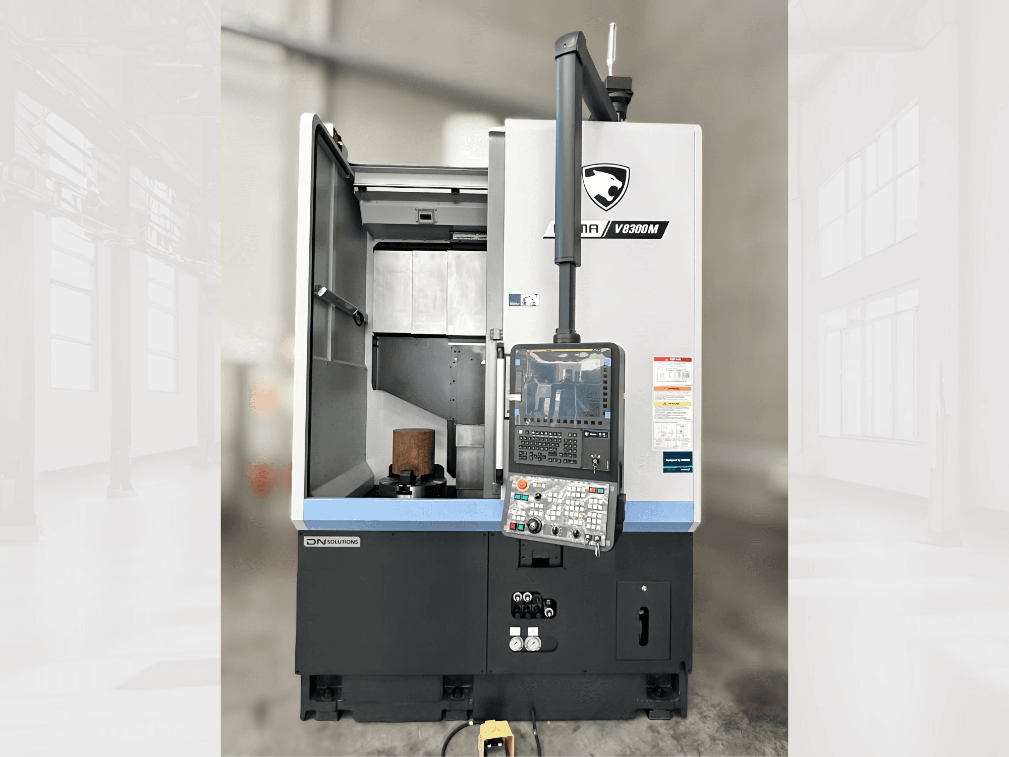 Tour vertical Puma V8300MR vu de face, avec un panneau de commande et une porte ouverte montrant l'intérieur.