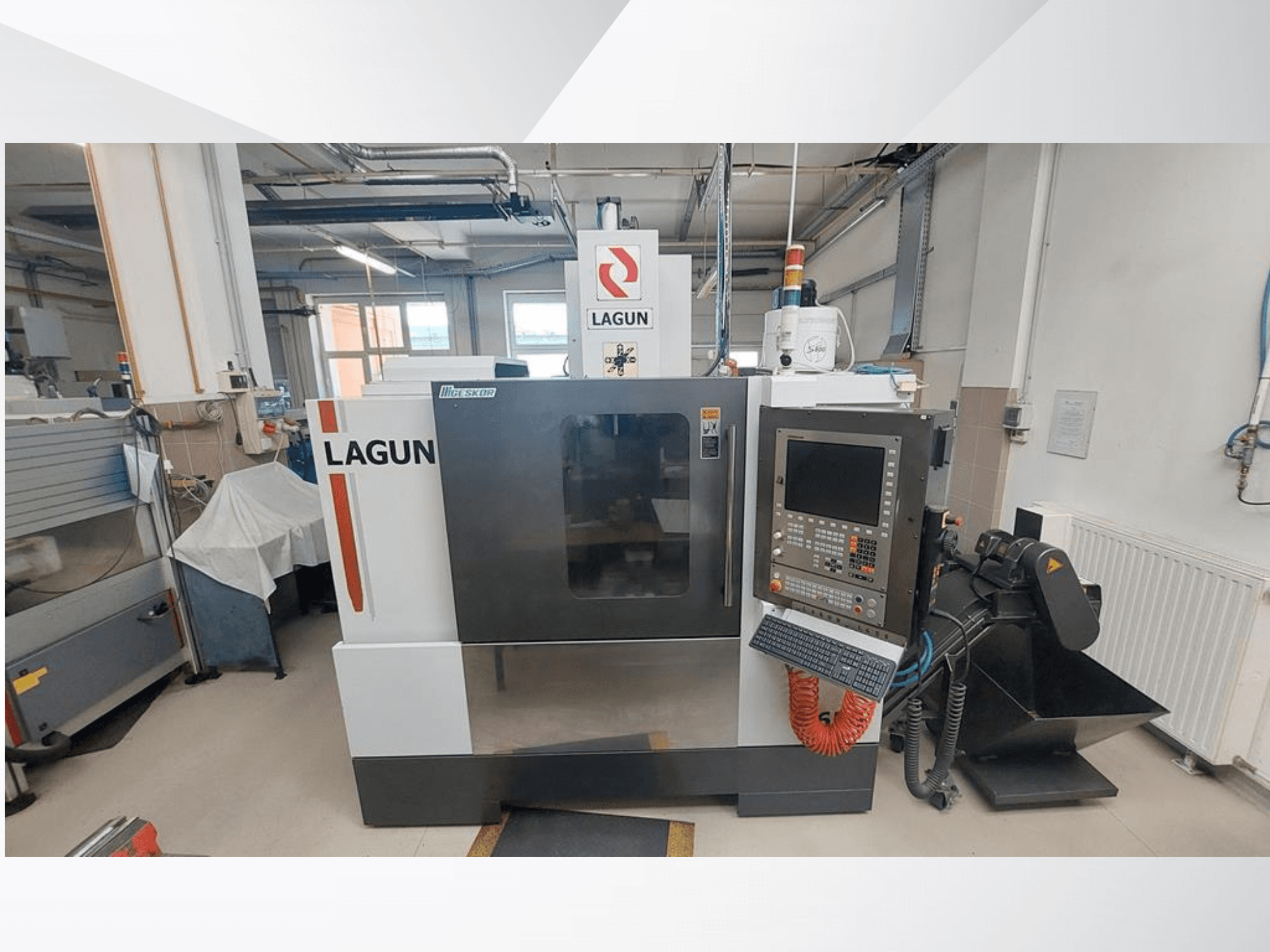 Centre d'usinage vertical LAGUN L650 vu de face, mettant en évidence le panneau de commande, la grande zone d'usinage et le système d'aspiration des poussières.