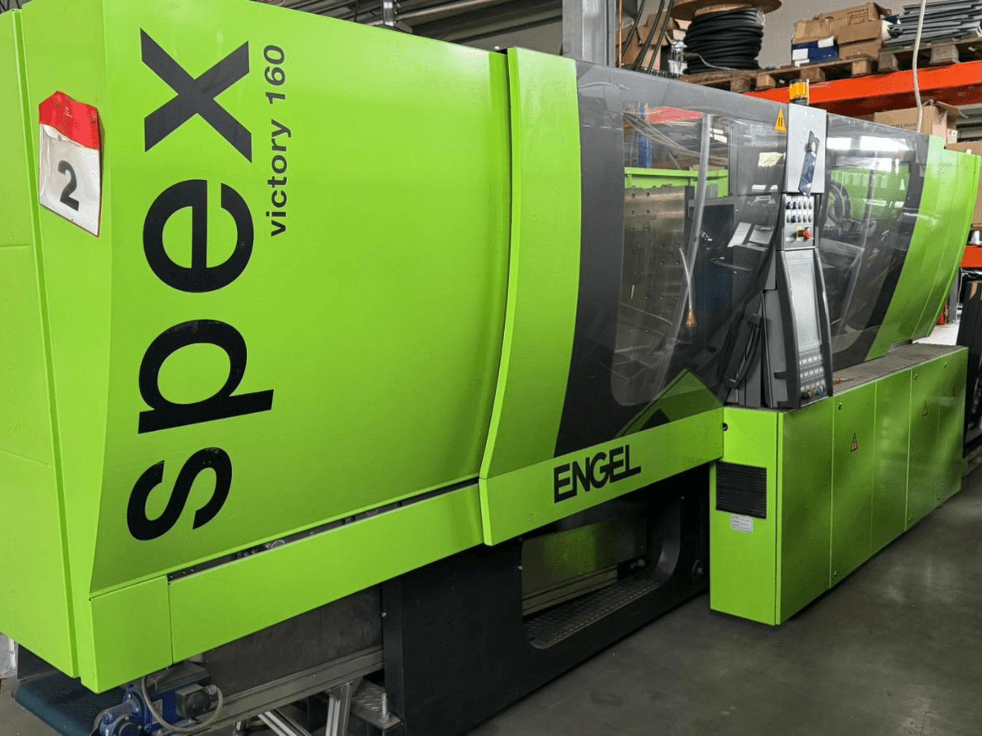 Machine Engel Victory 160 verte, vue de face, avec le panneau de commande et les avertissements de sécurité visibles, mettant en valeur le design industriel.