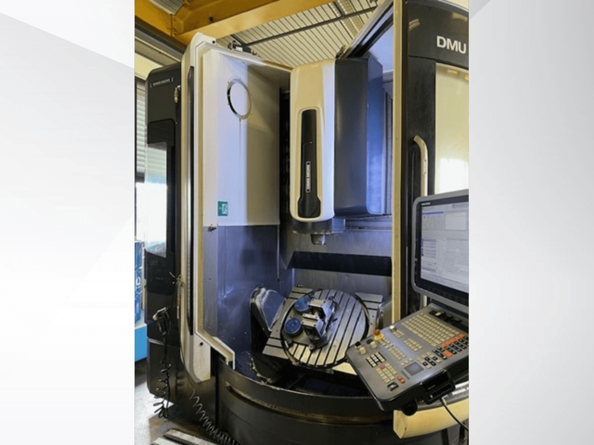 Centre d'usinage universel DMG MORI DMU 75 Monoblock, vue de face, montrant le panneau de commande et la pièce sur la table.