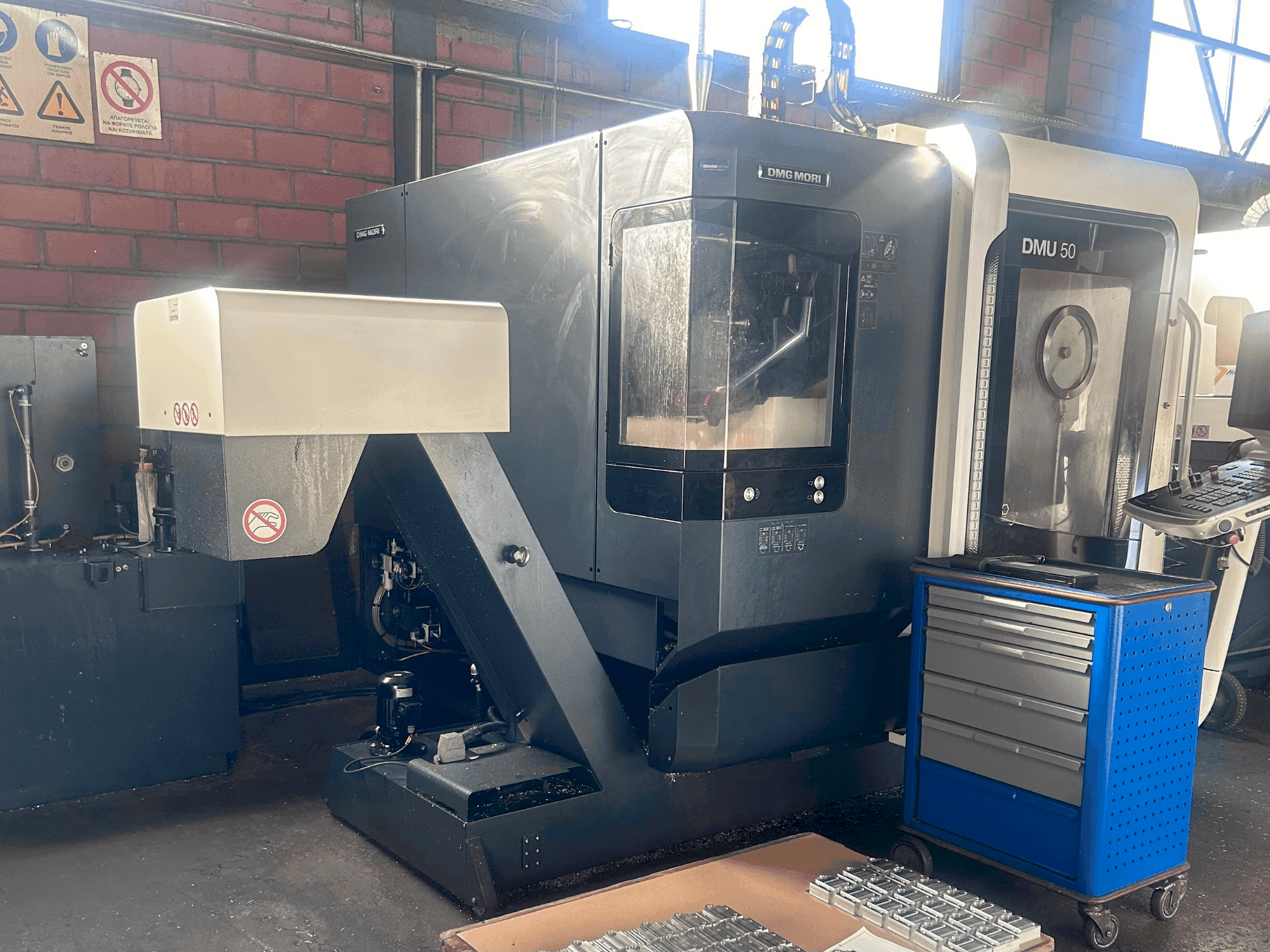 Vue de face de la machine DMG MORI DMU 50