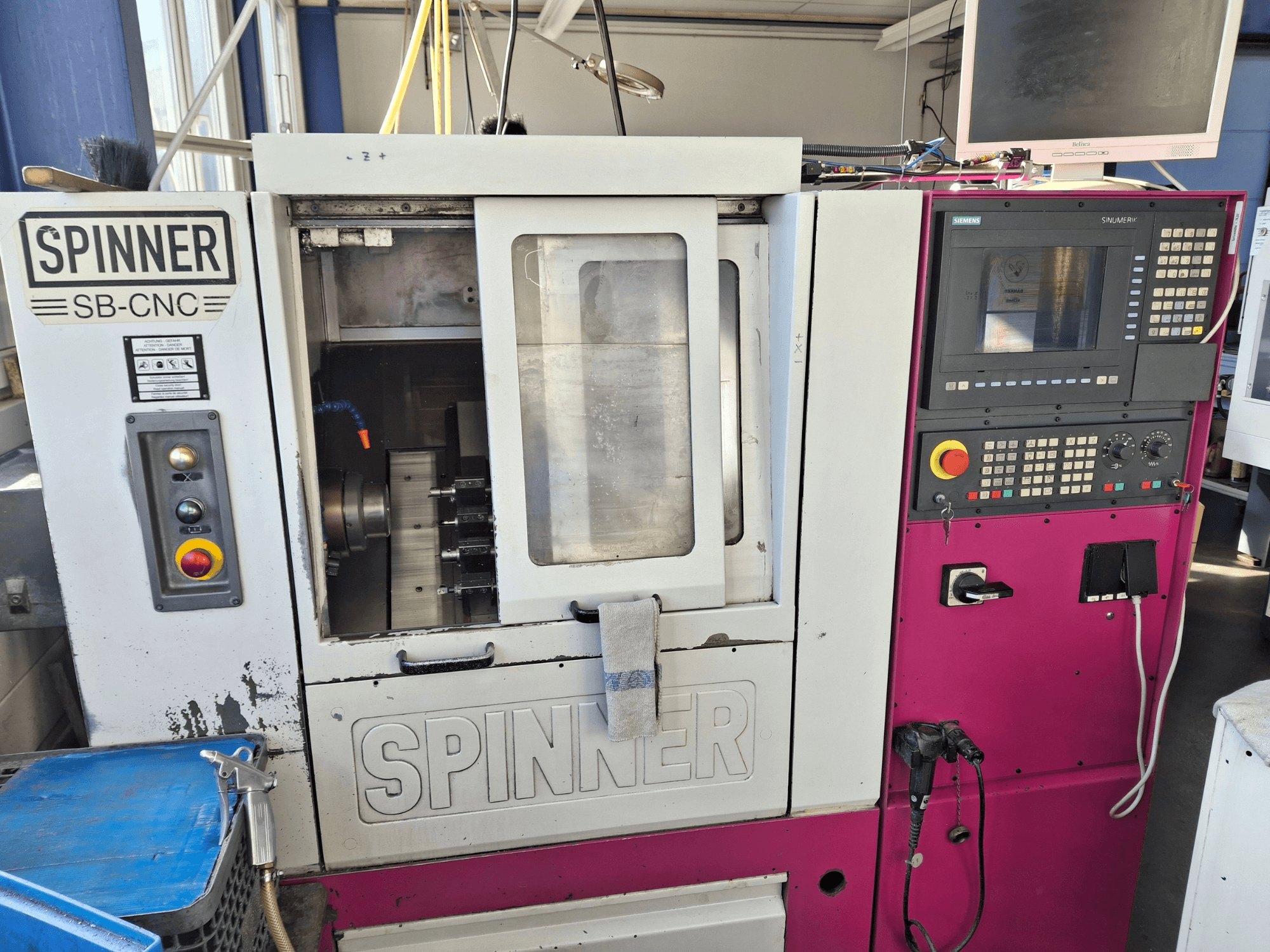 Tour horizontal SPINNER SB-CNC, vue de face montrant le panneau de commande, le porte-outil et les indicateurs de fonctionnement.