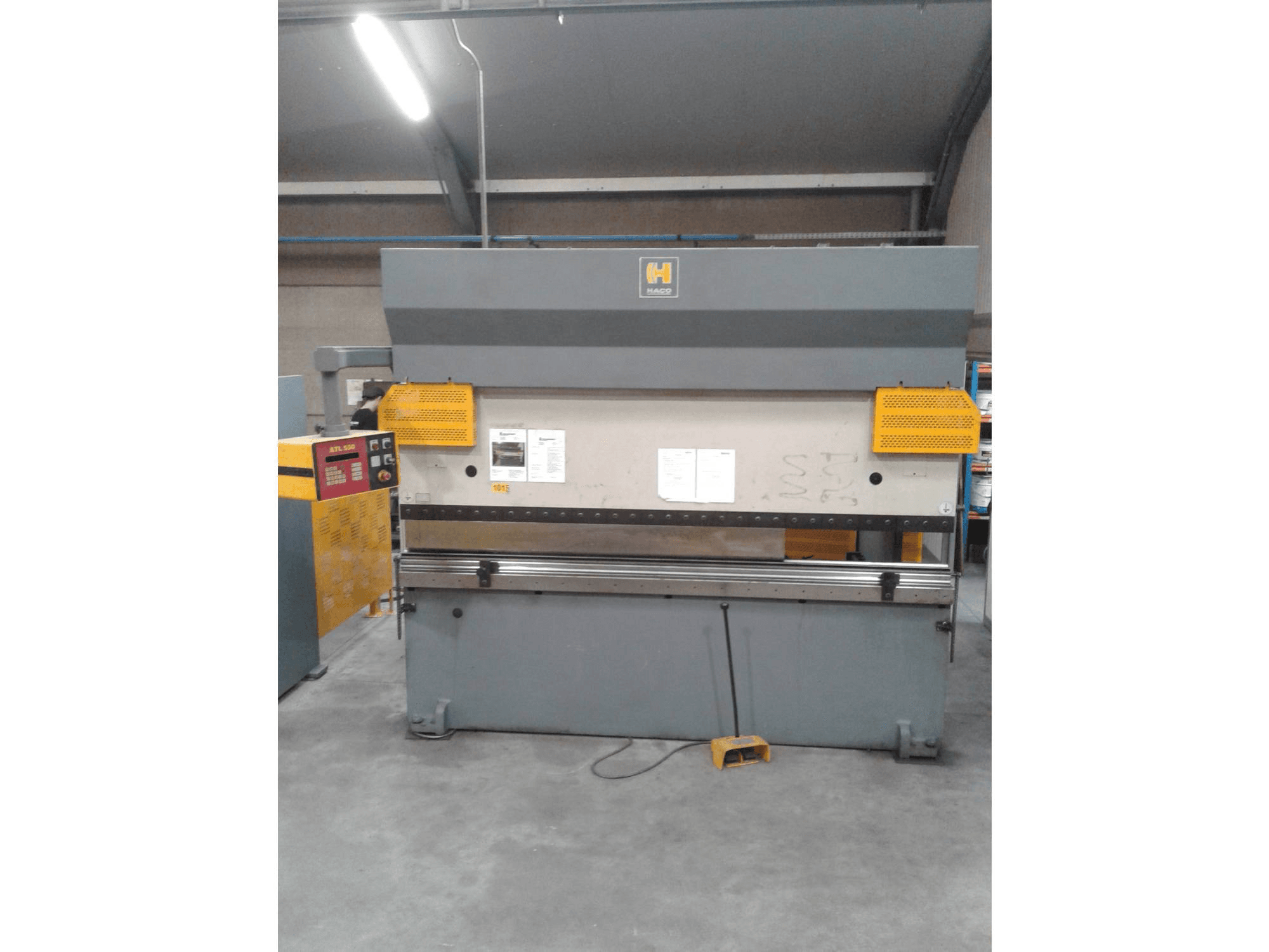 Vue de face de la machine HACO PPV 30220