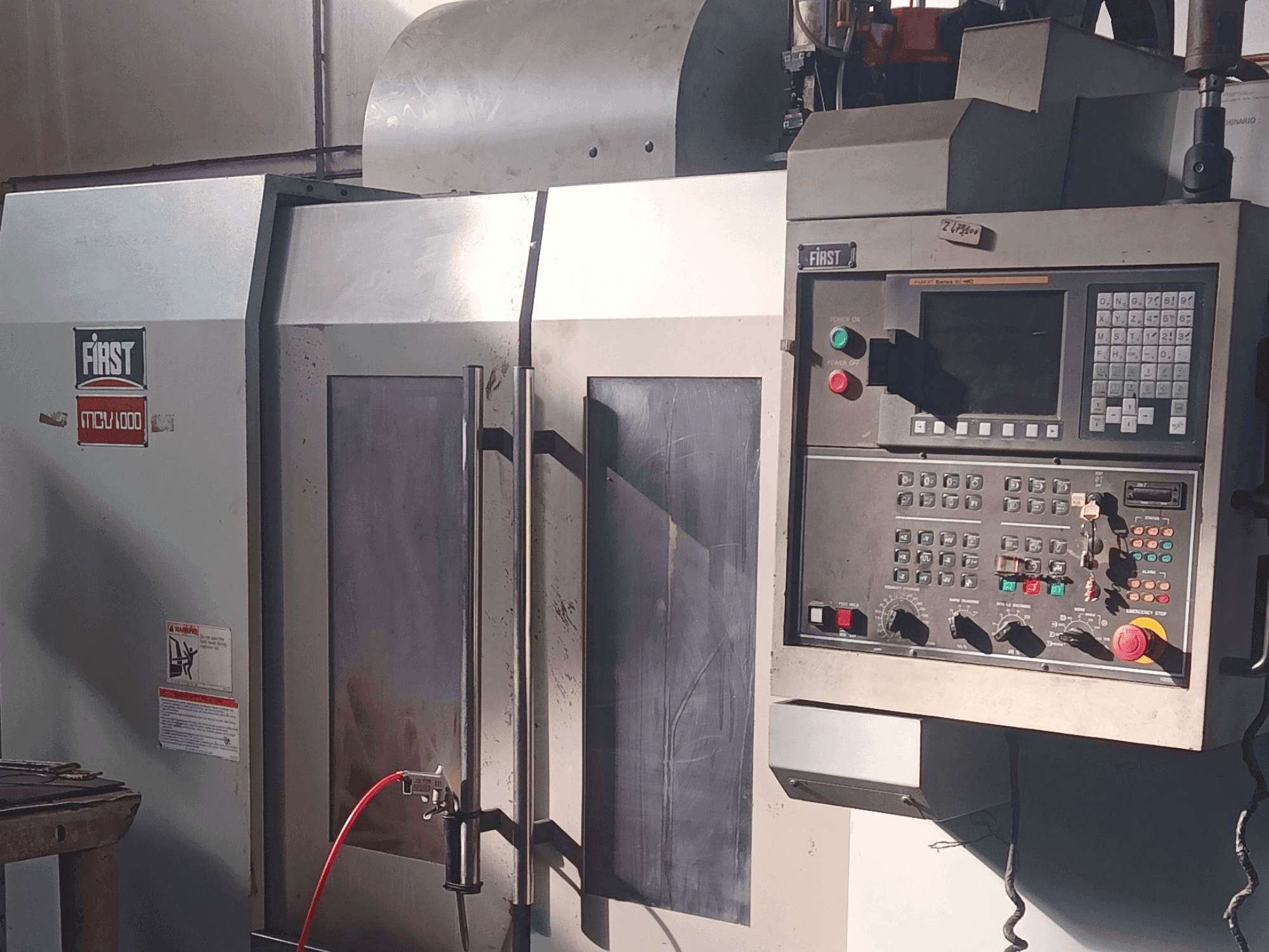 Vue de face de la machine FIRST MCV-100